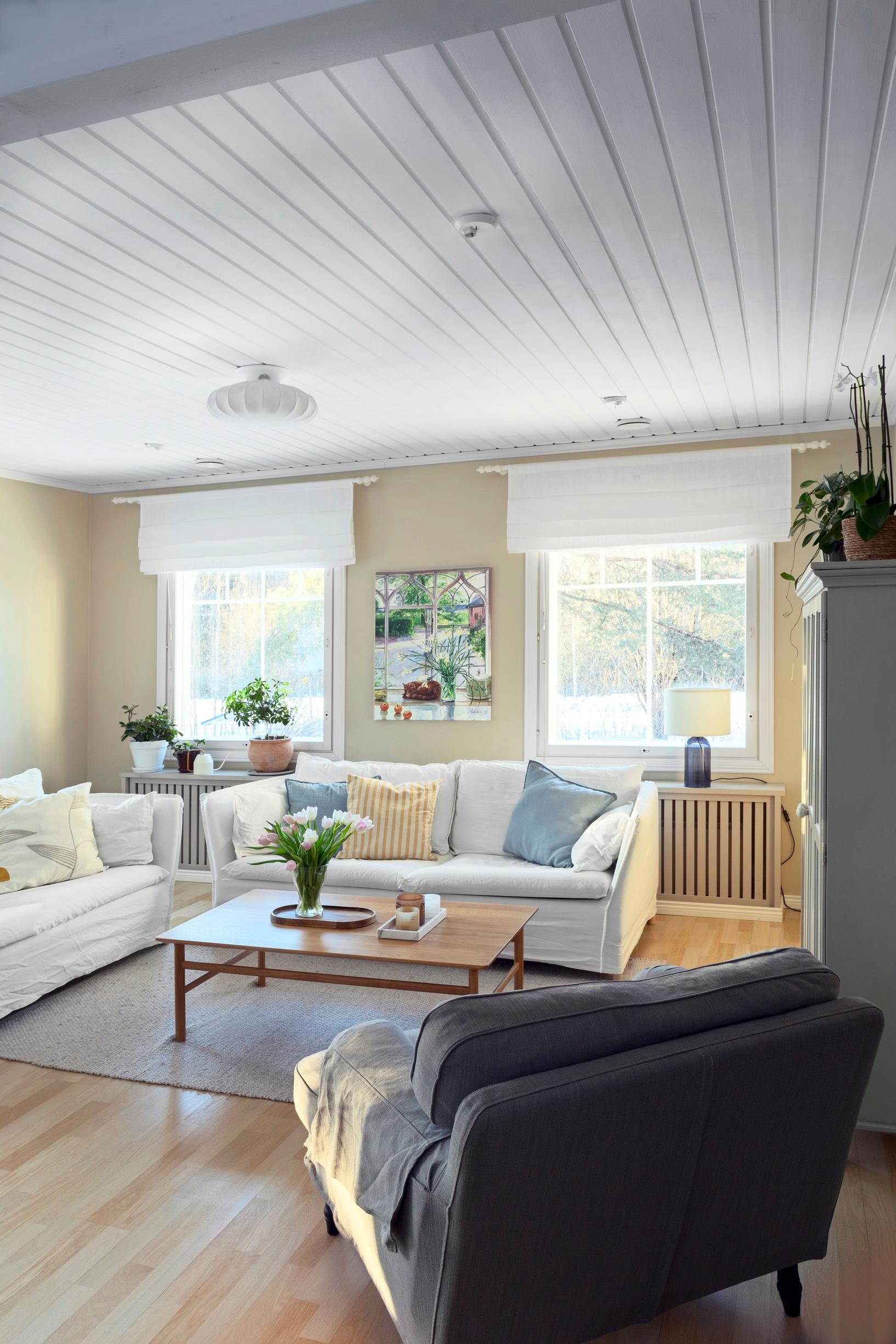 Vaalea olohuone, patterinsuojukset ja beige seinä Tikkurila Uni