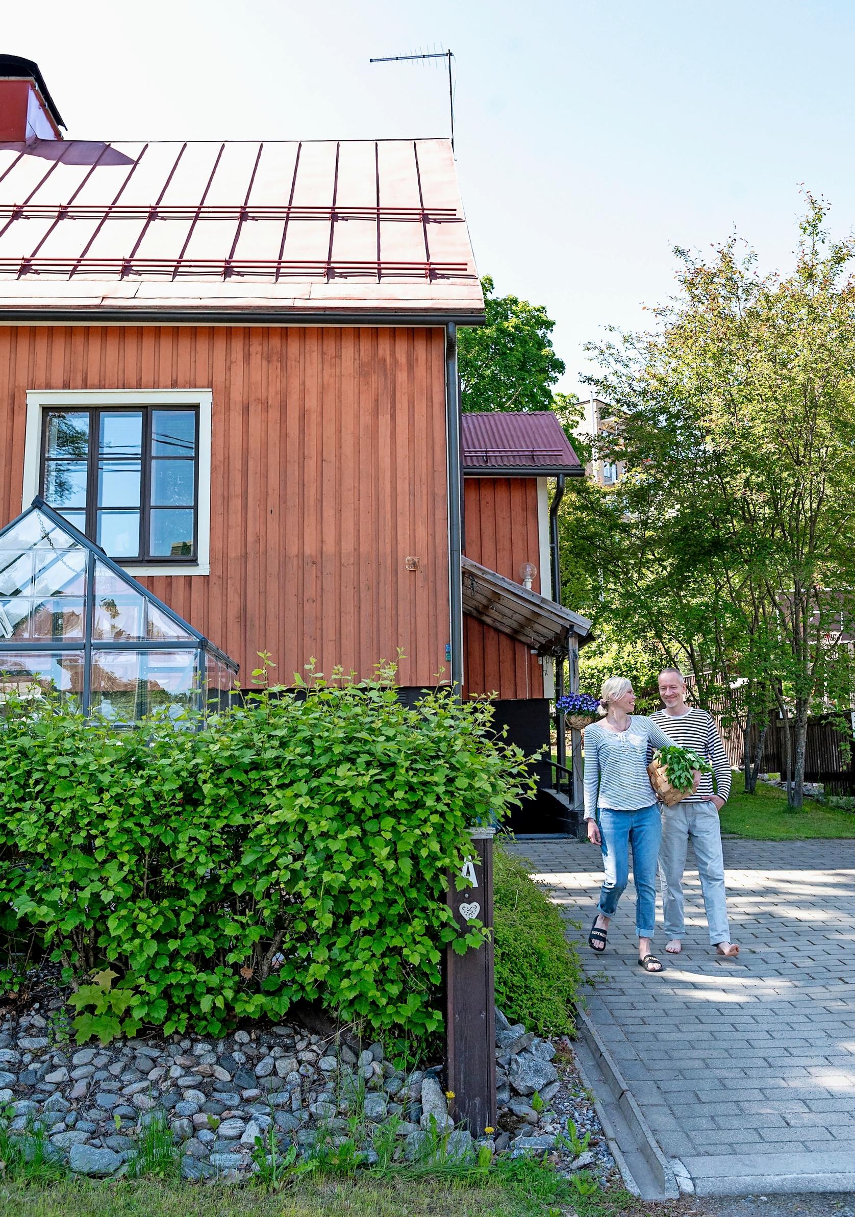 Hanna ja Juha Vehviläinen kotinsa edustalla