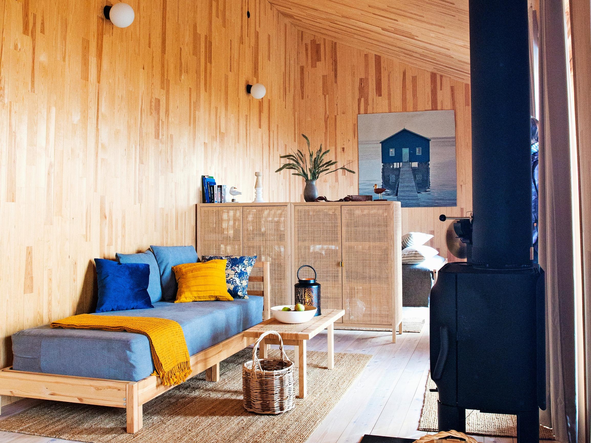 Beach house Perämeren tyyliin! Merjan ja Mikan persoonallinen saarimökki yllättää seinille ja kattoon nousevalla mäntyparketillaan