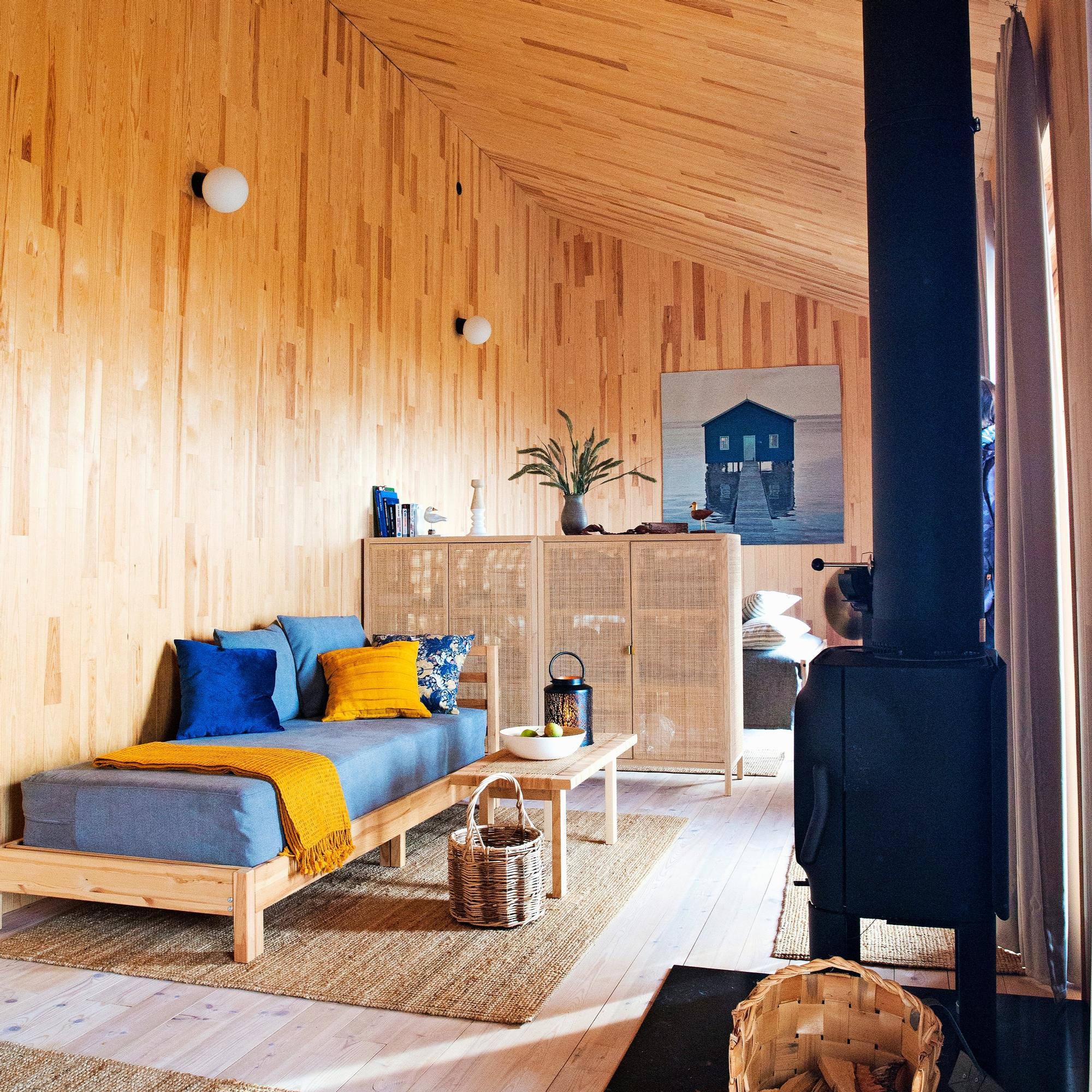 Beach house Perämeren tyyliin! Merjan ja Mikan persoonallinen saarimökki yllättää seinille ja kattoon nousevalla mäntyparketillaan