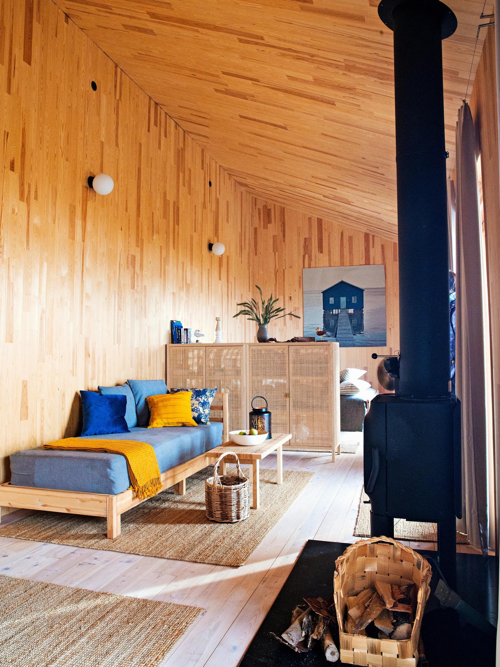 Beach house Perämeren tyyliin! Merjan ja Mikan persoonallinen saarimökki yllättää seinille ja kattoon nousevalla mäntyparketillaan