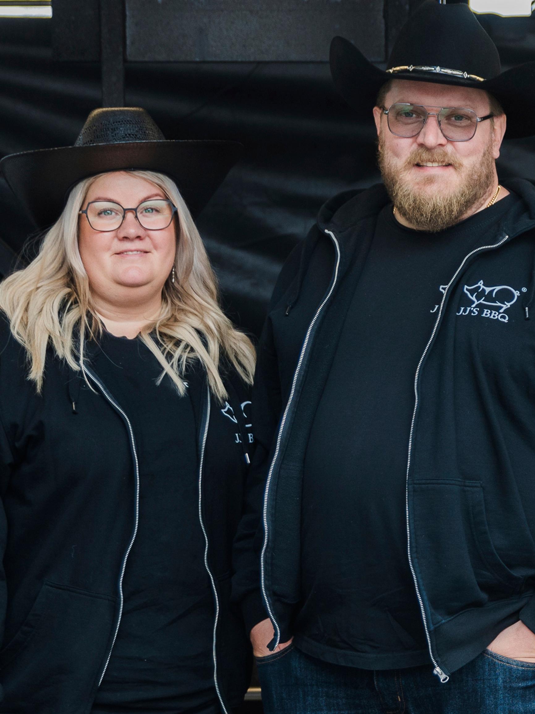 Hitsaten hyvä tulee – Suomen palkituimmassa bbq-ravintolassa grillataan itse hitsatulla grillillä