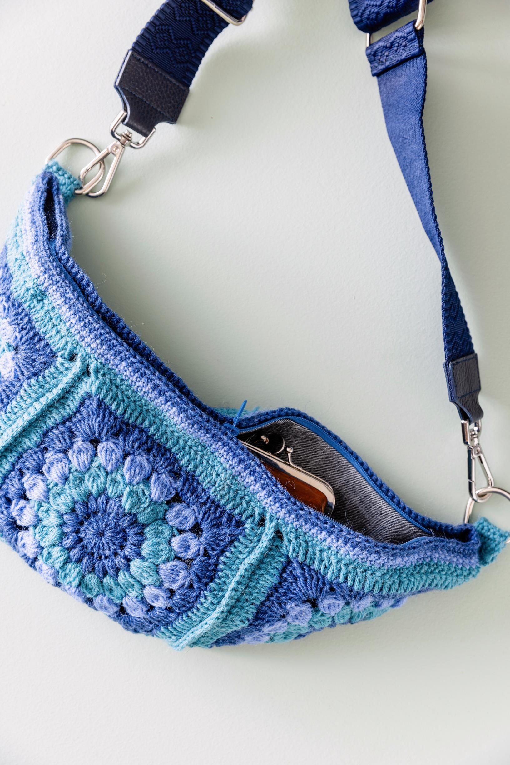 Virkattu vyölaukku valmiina