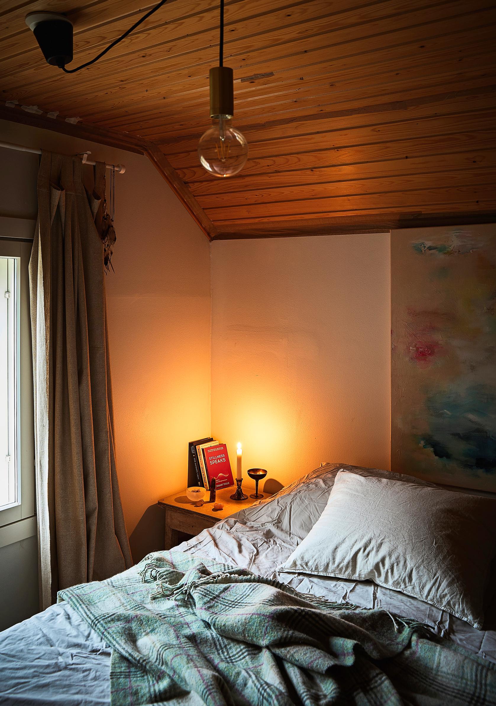 Vanhempien makuuhuone yläkerrassa