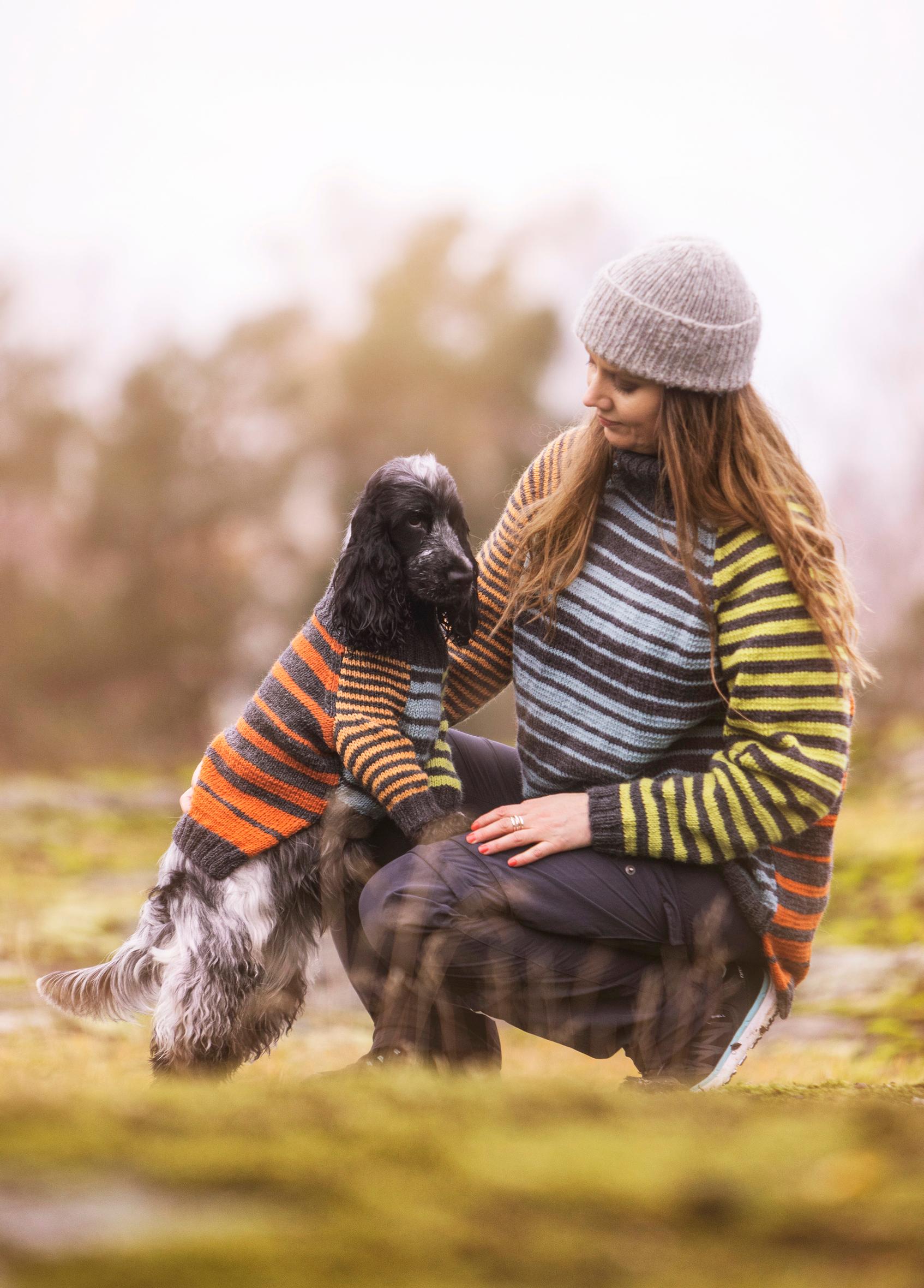 Koiran ja omistajan raitaneuleet mallien päällä