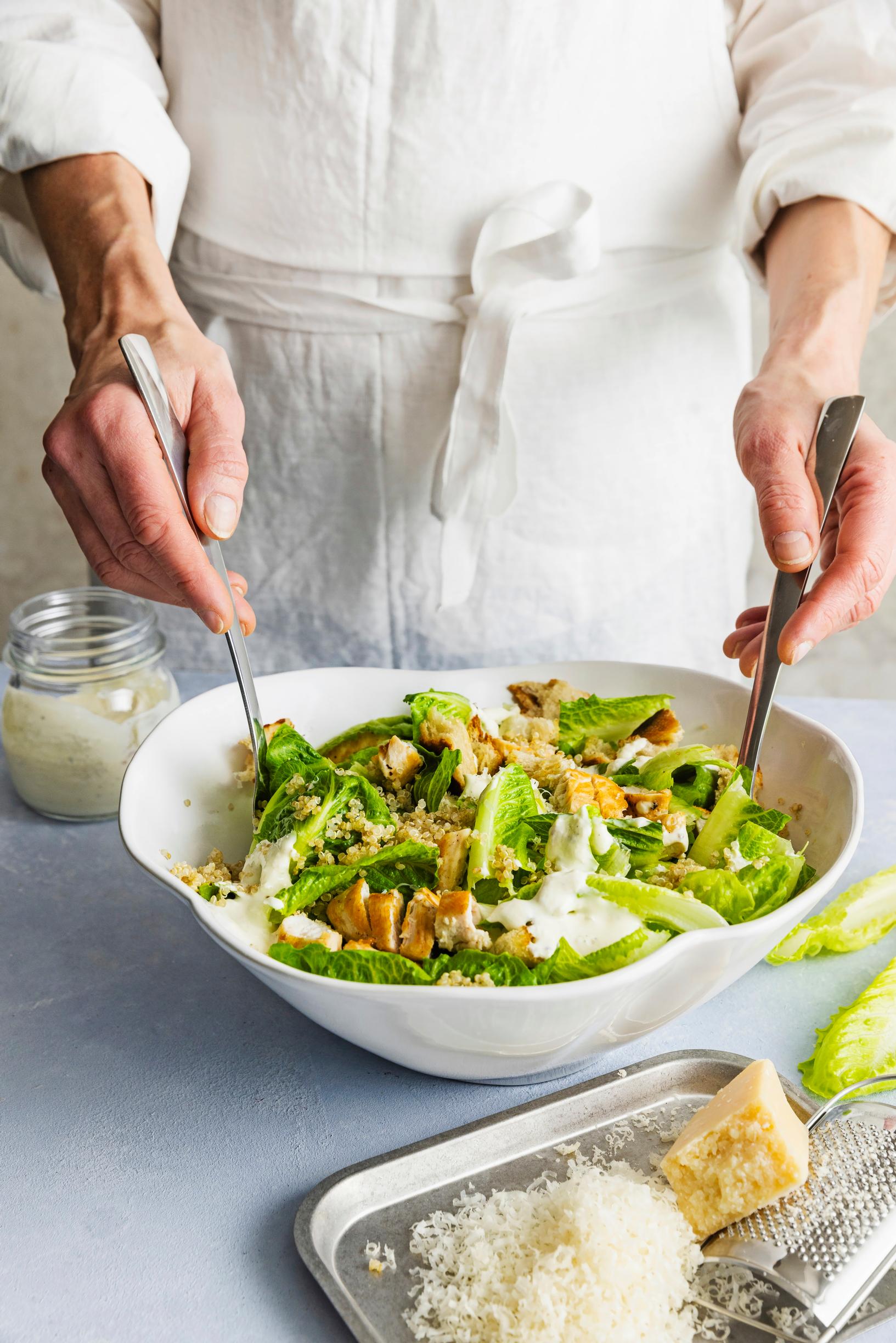 Kana-caesarsalaatti kulhossa.