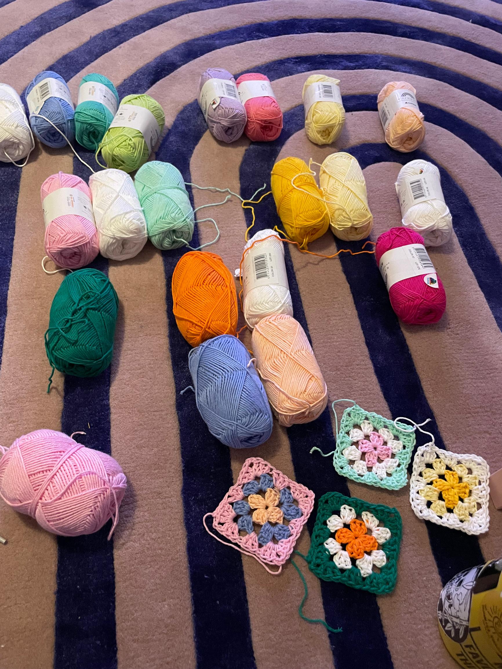 Lankakeriä Hetan lattialla.