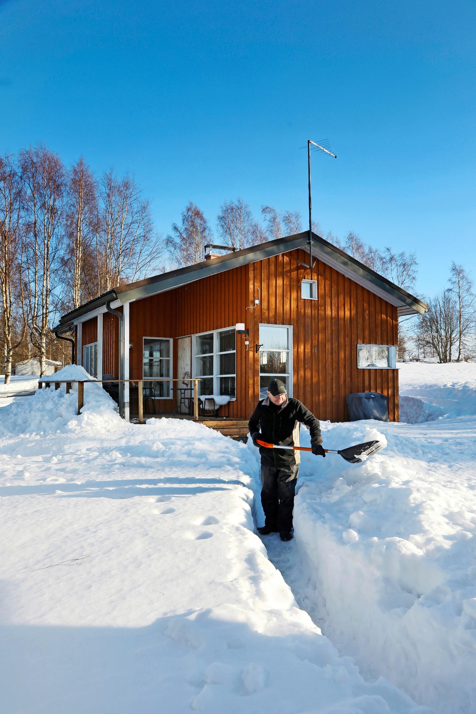 Lumitöiden tekoa mökillä