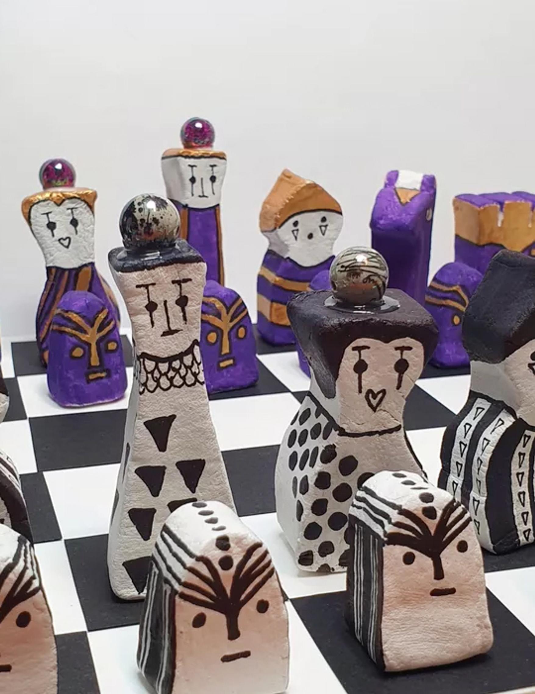 koristellut shakkinappulat ovat ilmeikkäitä ja hauskoja.