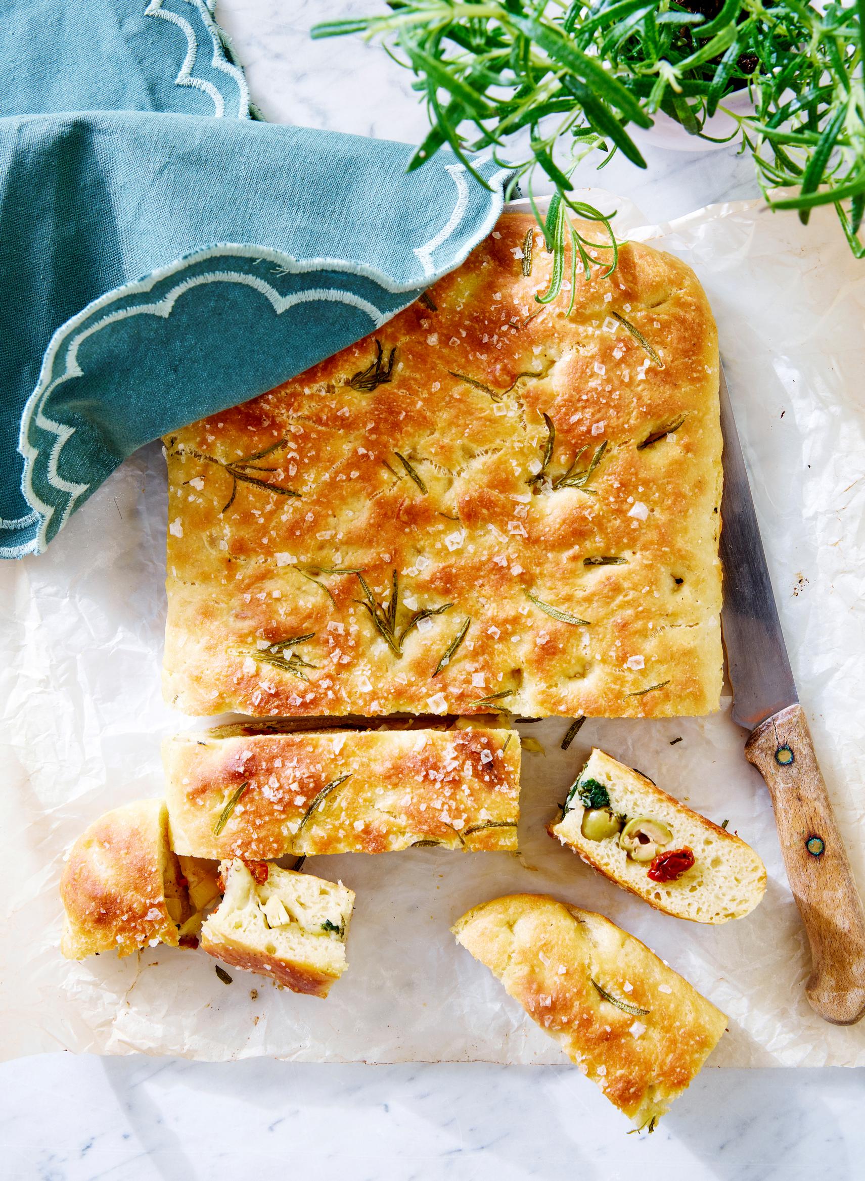 Kerrosfocaccia on pehmeä leipä, joka kätkee sisäänsä mozzarellaa, pinaattia, oliiveja ja artisokansydämiä