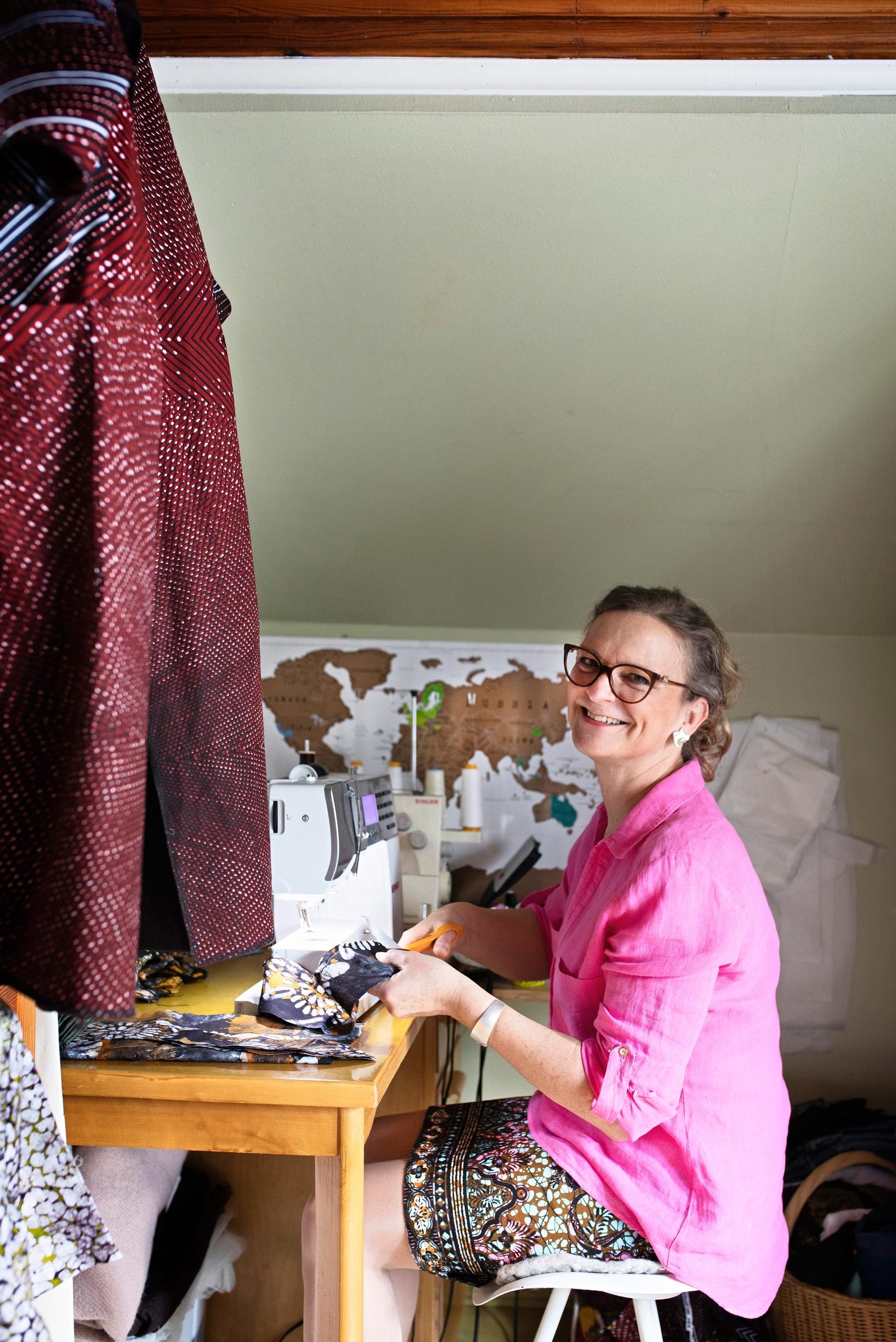 nainen pöydän ääressä ompelemassa