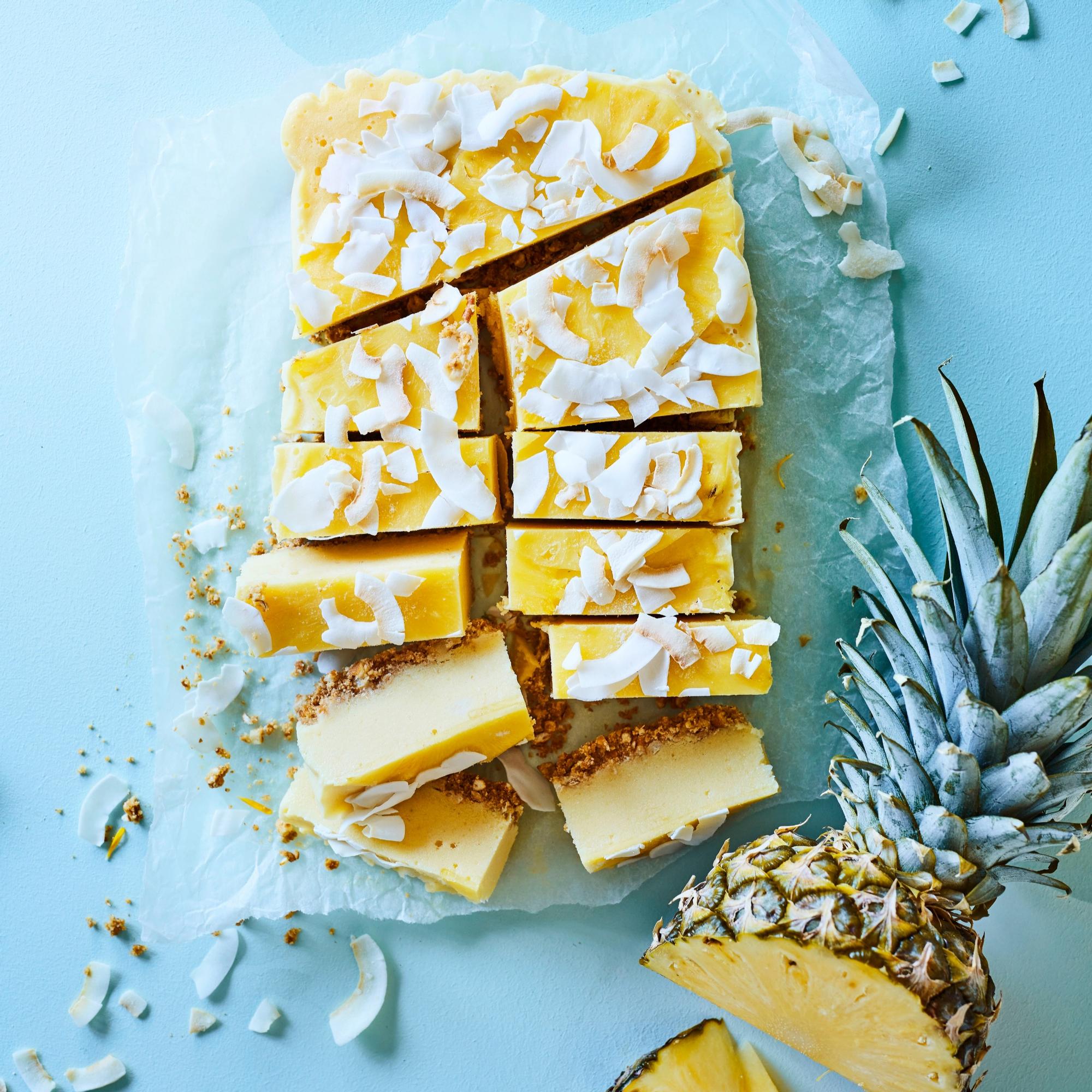 Piña colada -jäätelövuokakakku – trooppinen drinkki viilentävän kakun muodossa