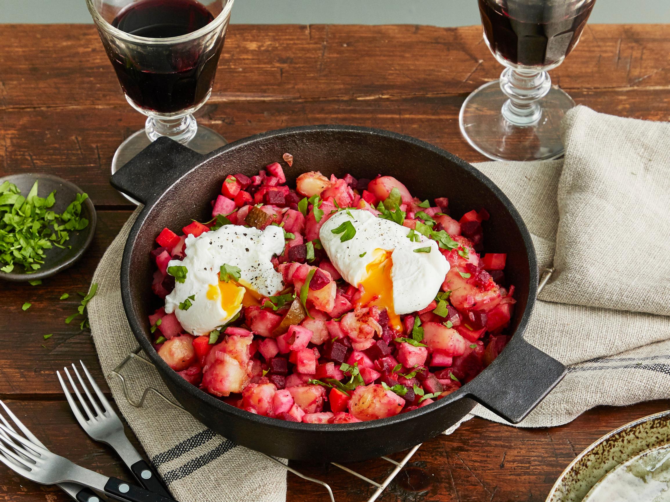 Jäikö joulupöydästä yli rosollia ja perunoita? Valmista tähteistä näppärä rosollipyttipannu ja viimeistele uppomunalla