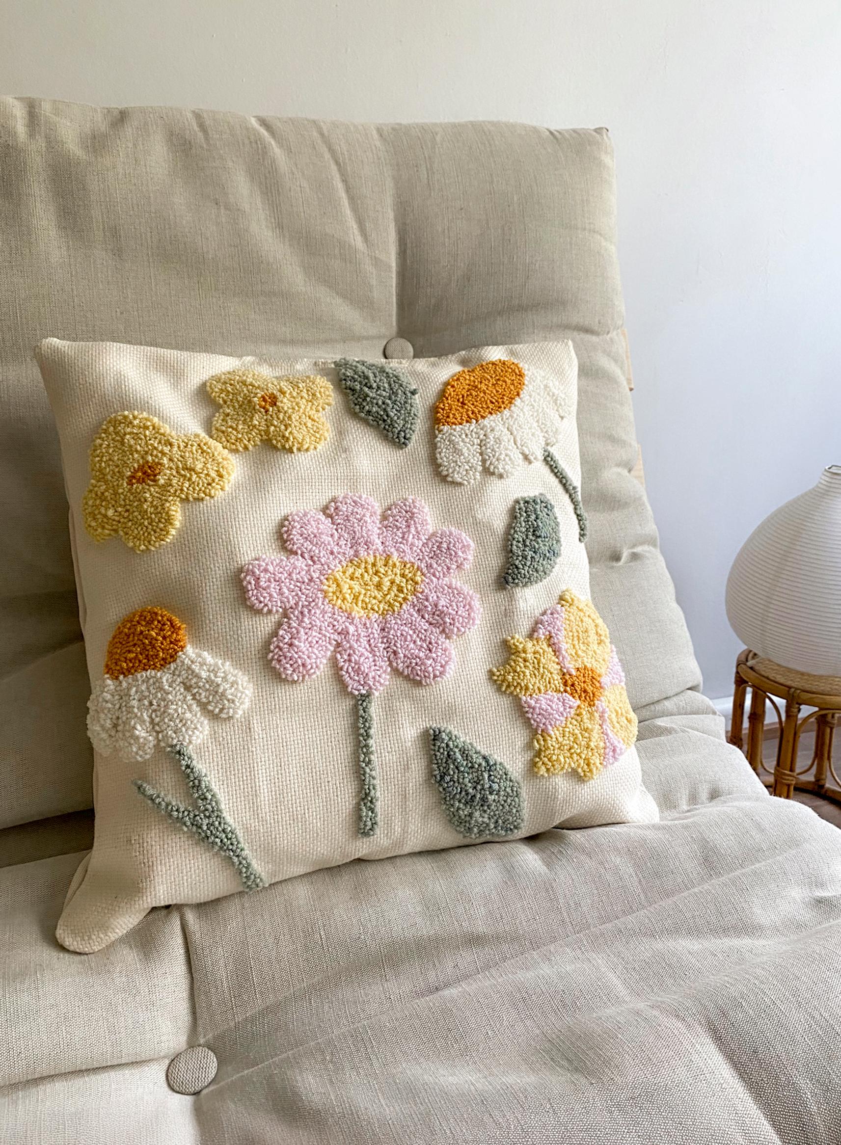 Tuftattu kukkatyyny on sohvan uusi lemppari – katso ohje ja tee tyyny, jota ei malta olla koskematta