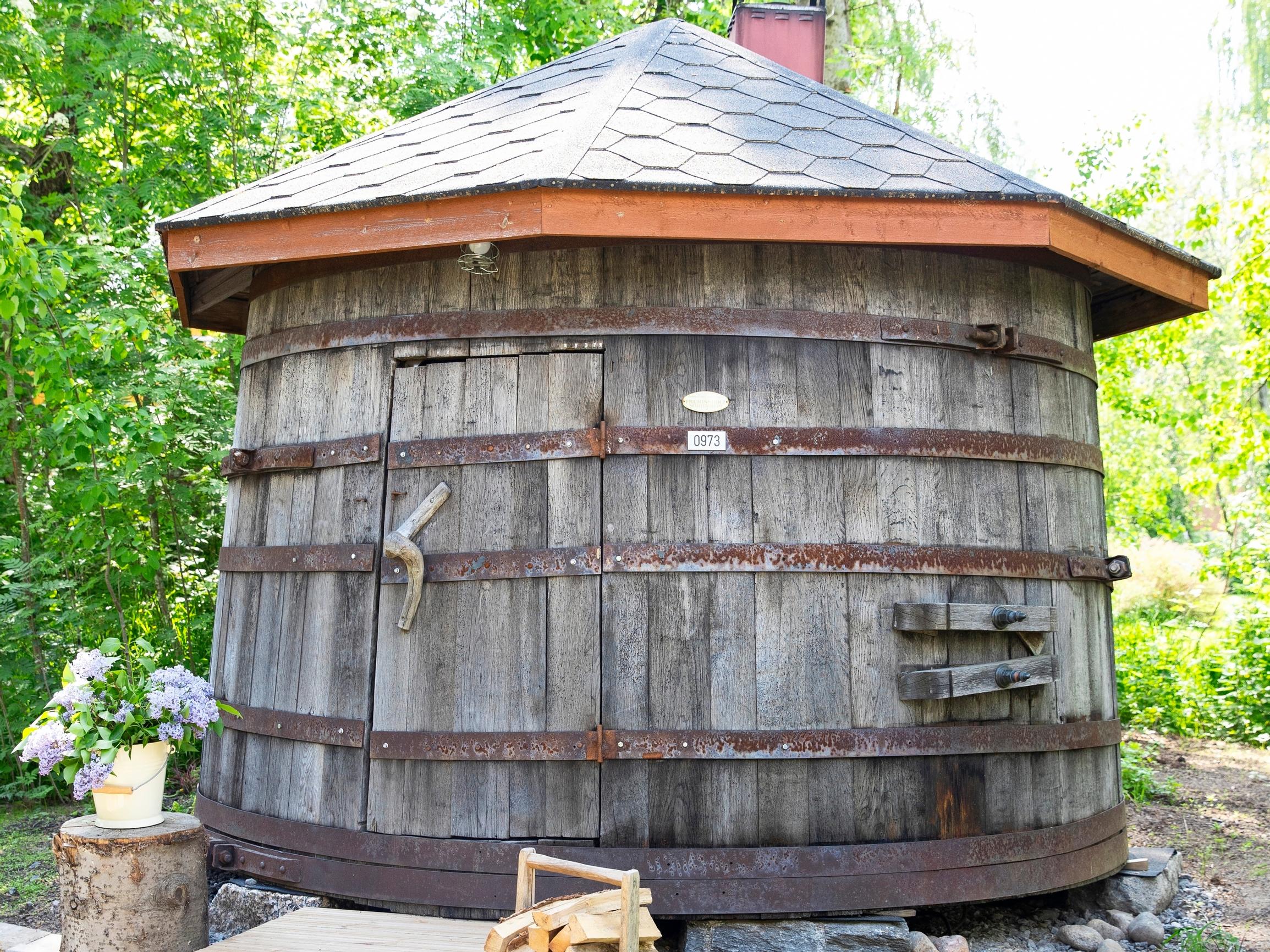 Koskenkorvat tietävät, montako litraa viskiä heidän saunaansa mahtuu – entinen viskitynnyri palvelee nyt löylyttelijöitä!