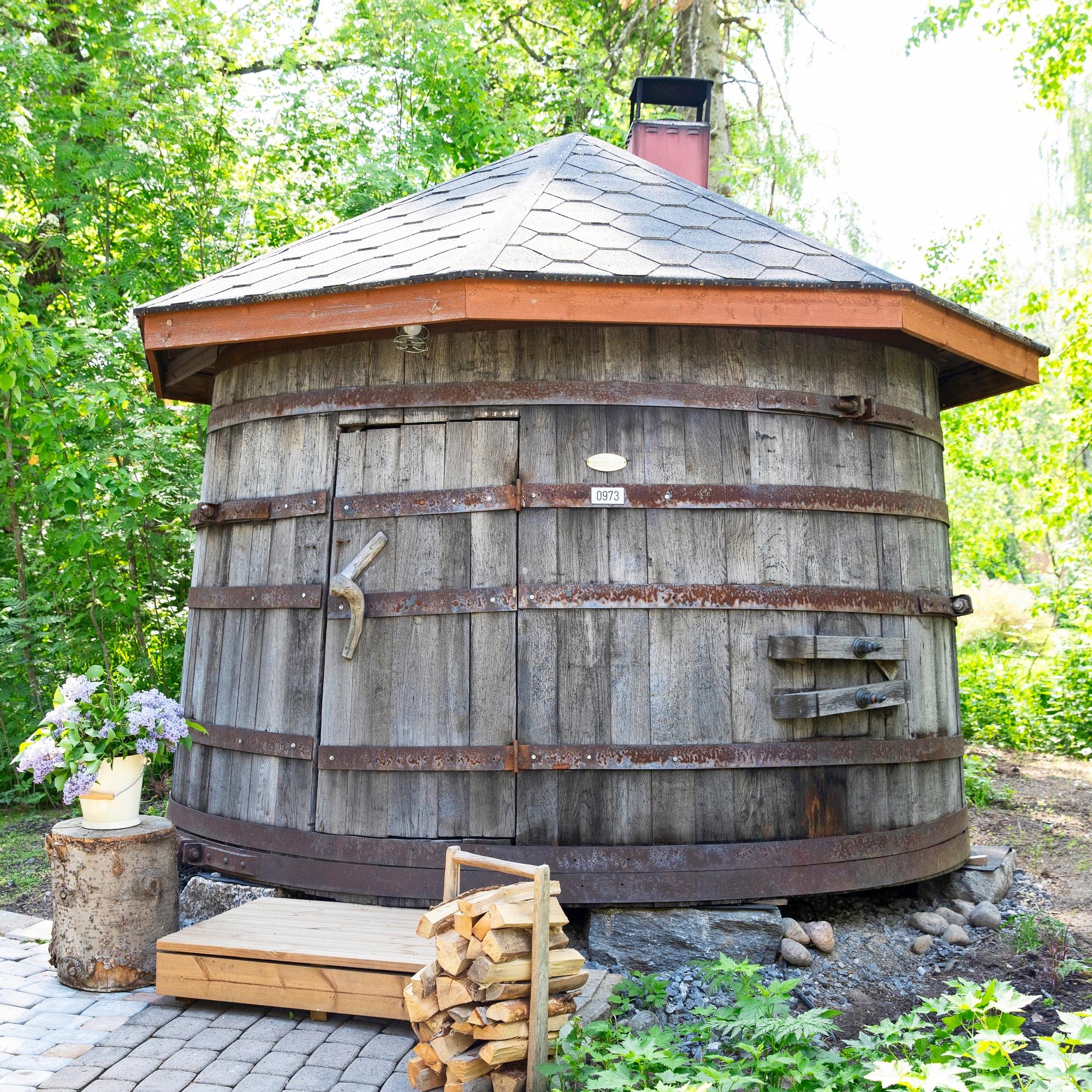 Koskenkorvat tietävät, montako litraa viskiä heidän saunaansa mahtuu – entinen viskitynnyri palvelee nyt löylyttelijöitä!