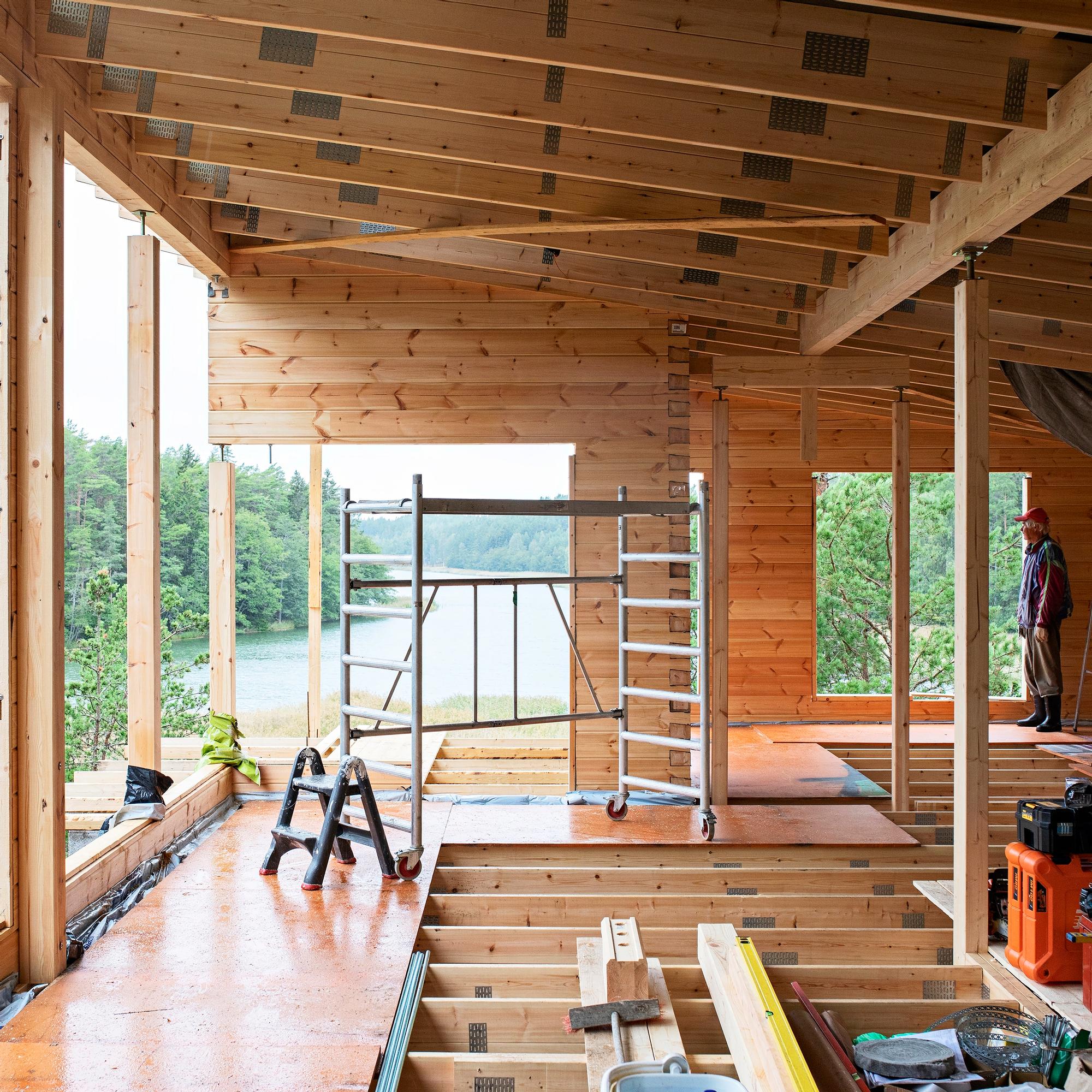 Tunnelma kuin rockfestareilla – Markon mökkiprojektia vauhditti talkooväki, mutta pystytyksessä luotettiin ammattilaisiin