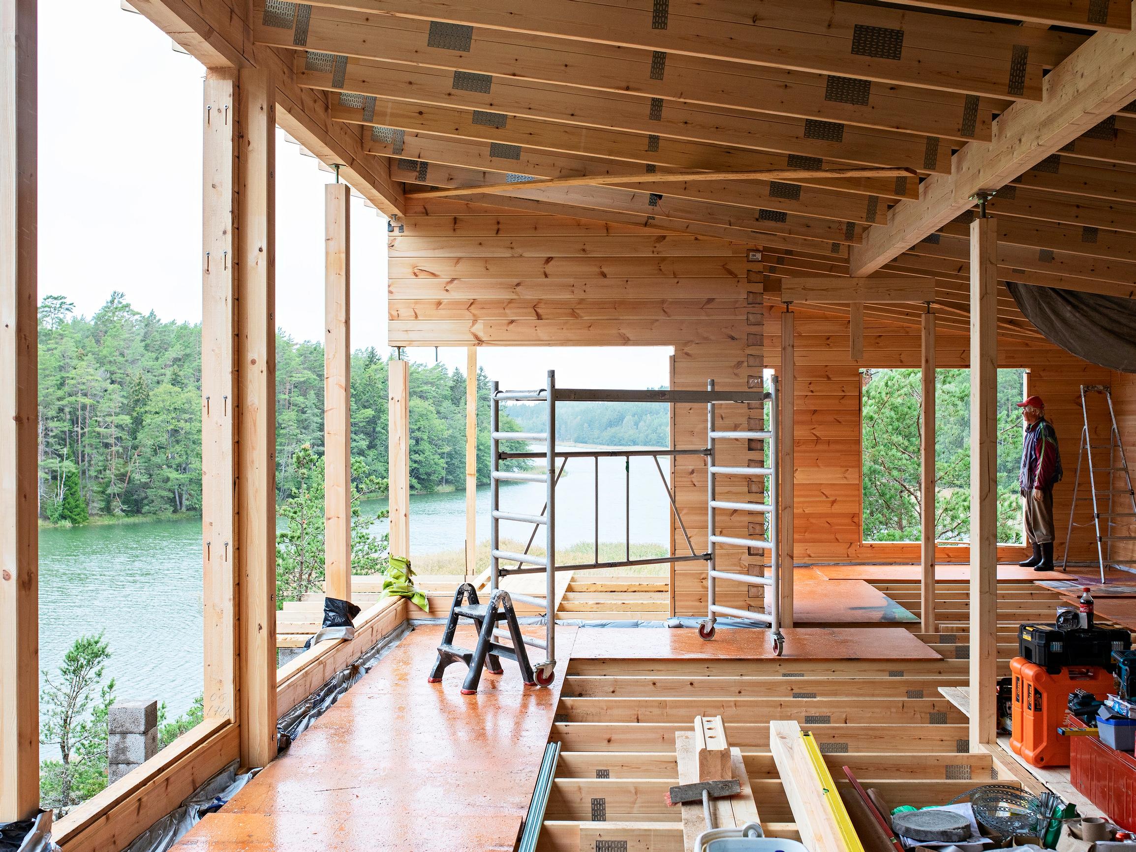 Tunnelma kuin rockfestareilla – Markon mökkiprojektia vauhditti talkooväki, mutta pystytyksessä luotettiin ammattilaisiin