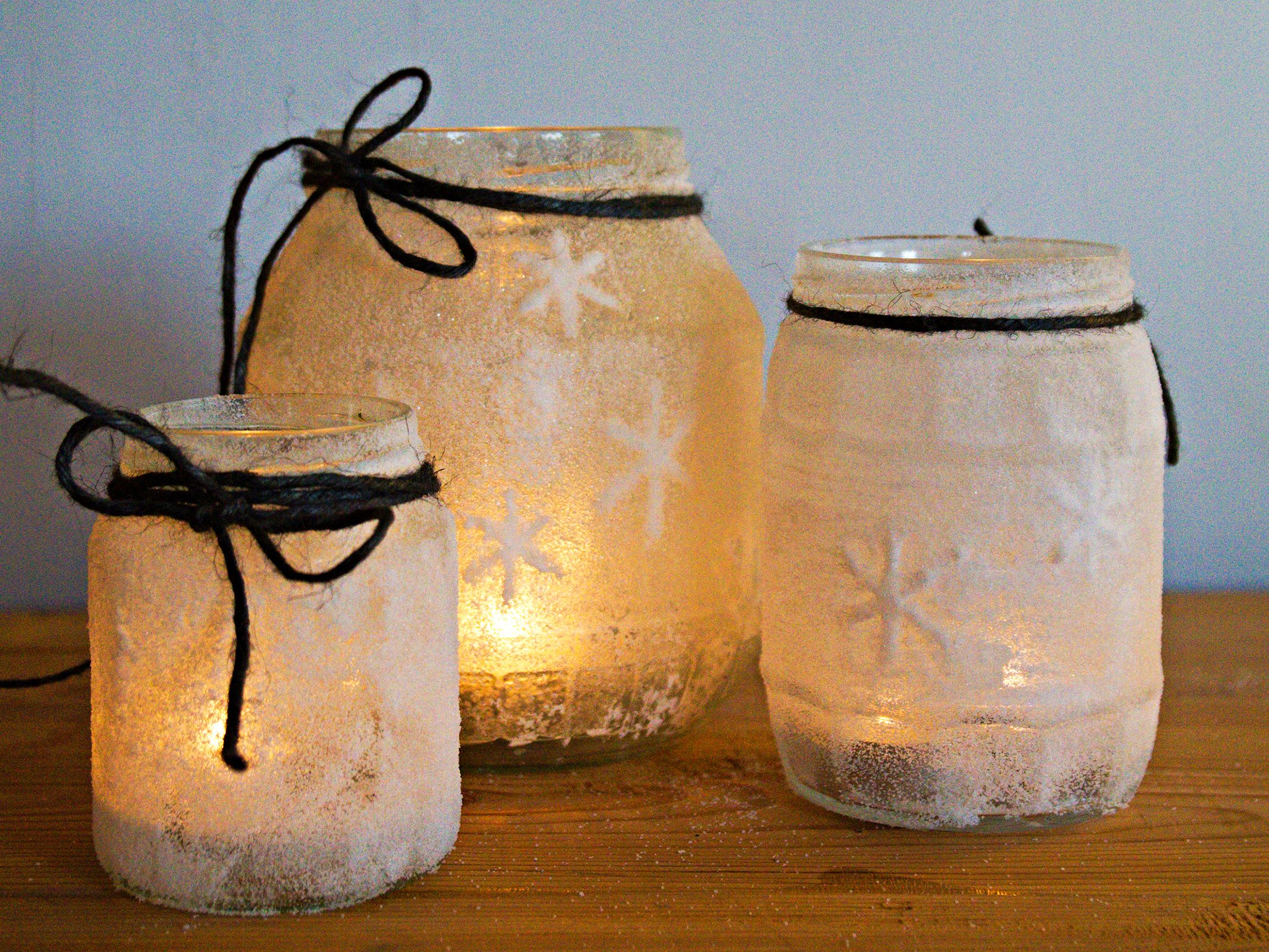 Suolalyhty lasipurkista – upea huurteinen tuikkulyhty valmistuu helposti liimasta ja suolasta