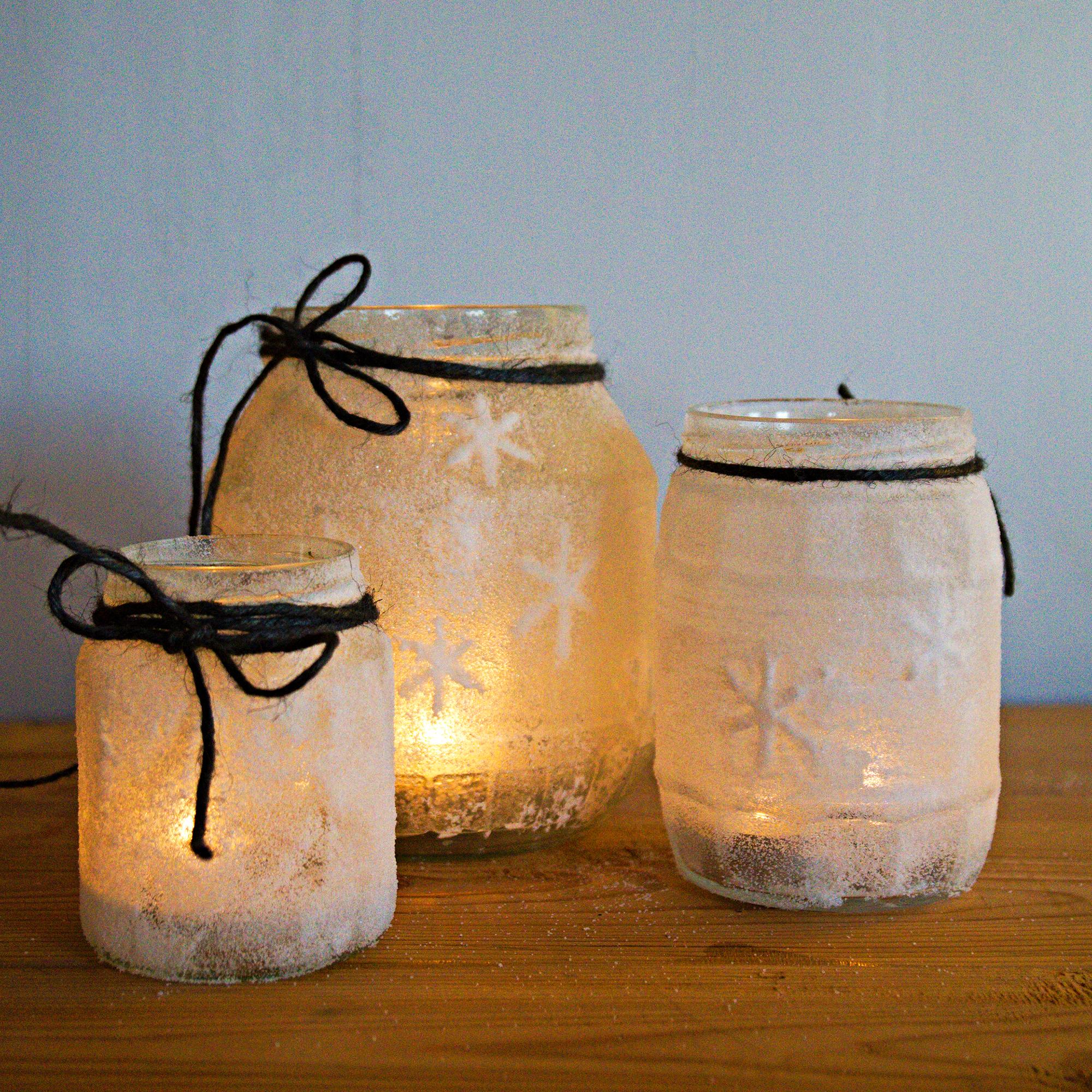 Suolalyhty lasipurkista – upea huurteinen tuikkulyhty valmistuu helposti liimasta ja suolasta