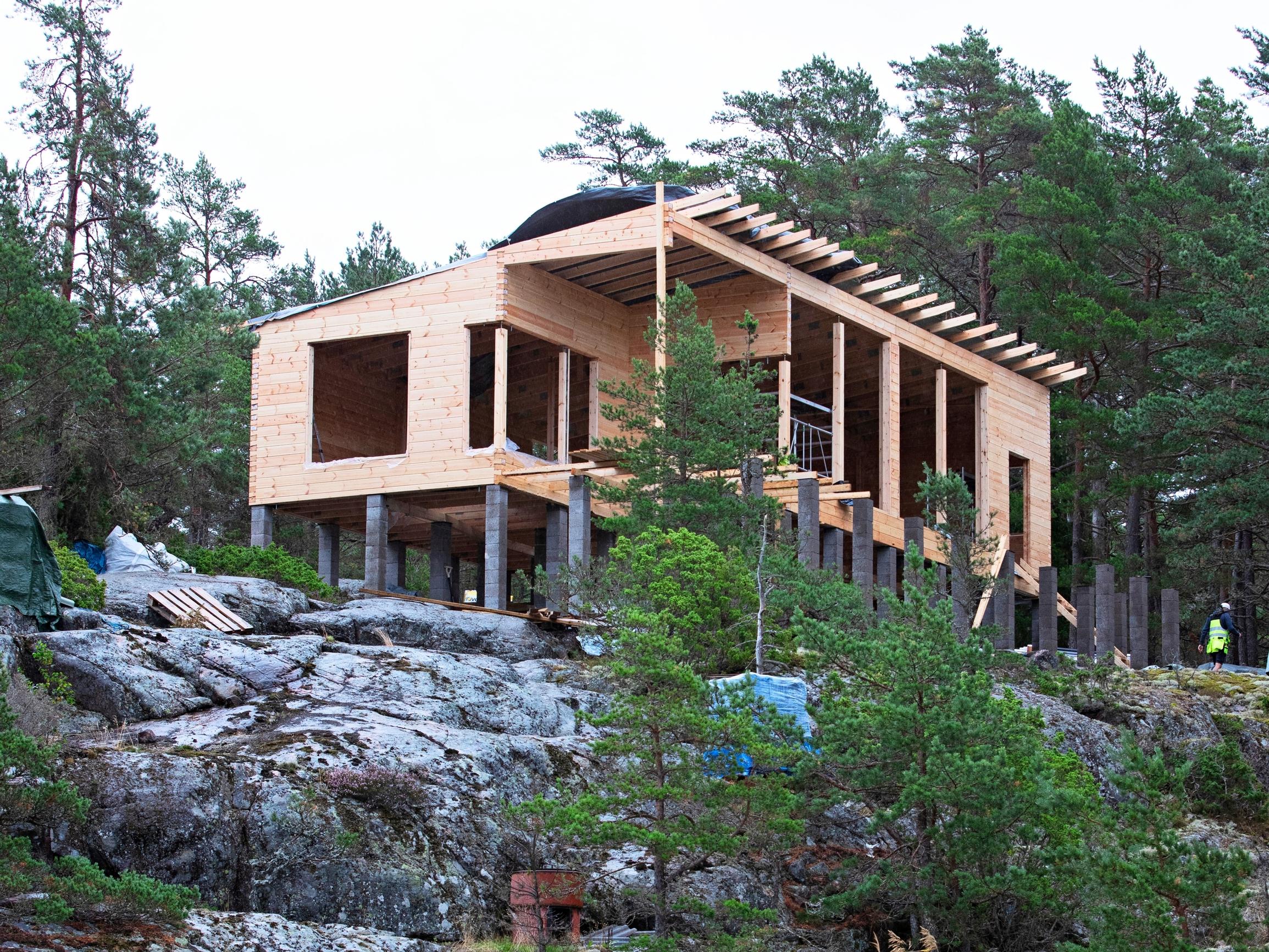 Marko päätti rakentaa saareen mökin laadukkaasti mutta mahdollisimman edullisesti – seuraa projektia alusta loppuun!