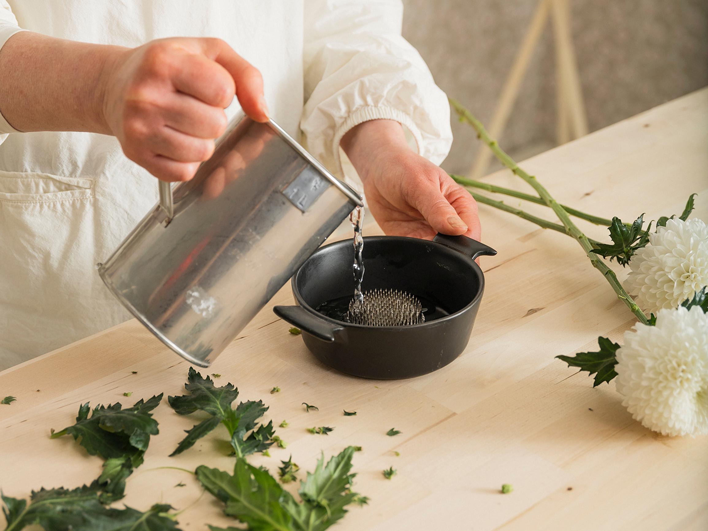 Asettele kukat mihin tahansa astiaan! Näin kenzan eli kukkasiili toimii