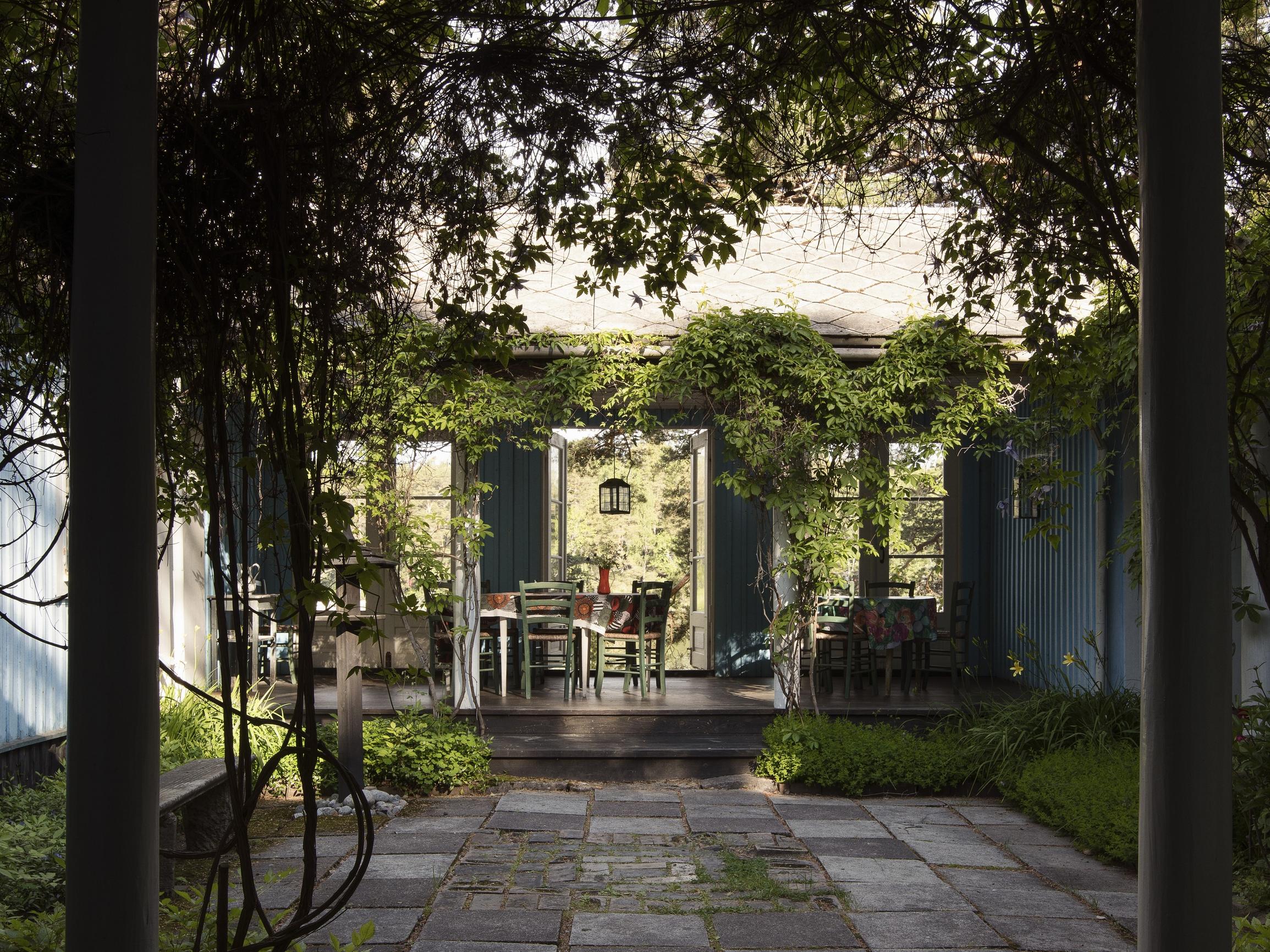 ”Saaren nopein vene mutta rumin huvila”, hämmästelivät naapurit – arkkitehdin poikkeuksellinen kesäkoti kätkee suojiinsa helmen