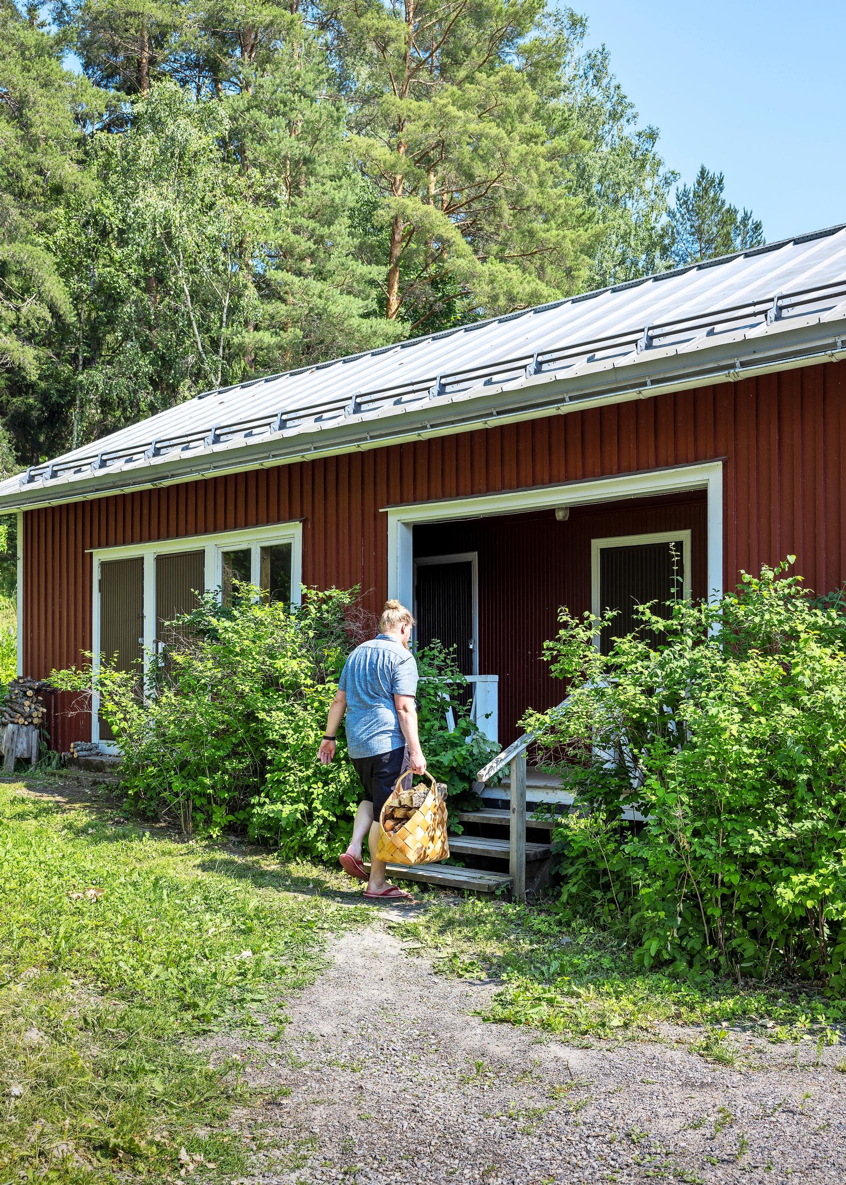 Mies vie puita saunaan