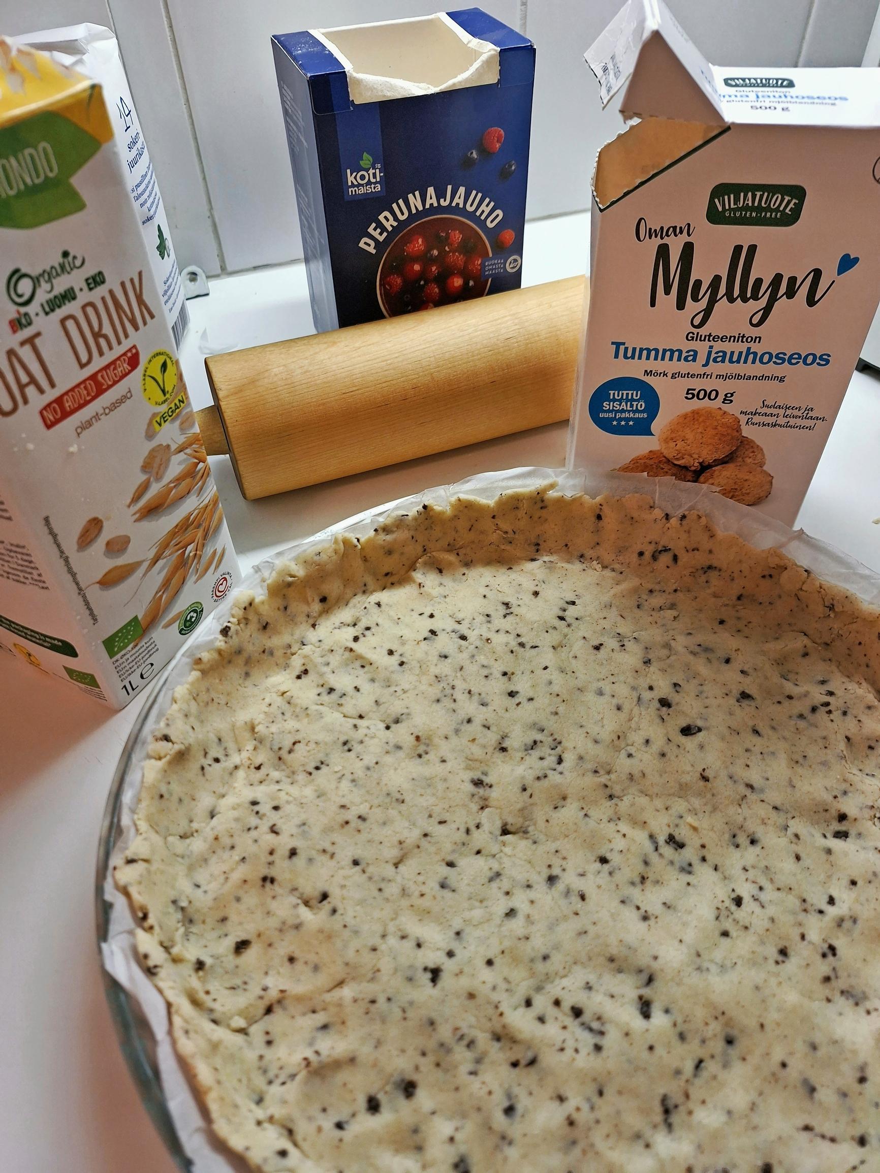 Piirakkapohja sekä leivontatarvikkeita lähikuvassa