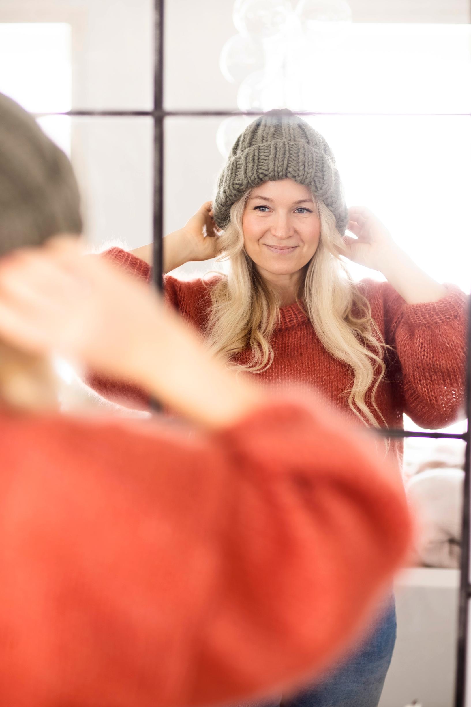 Paula Narkiniemi itse tehty pipo päässä