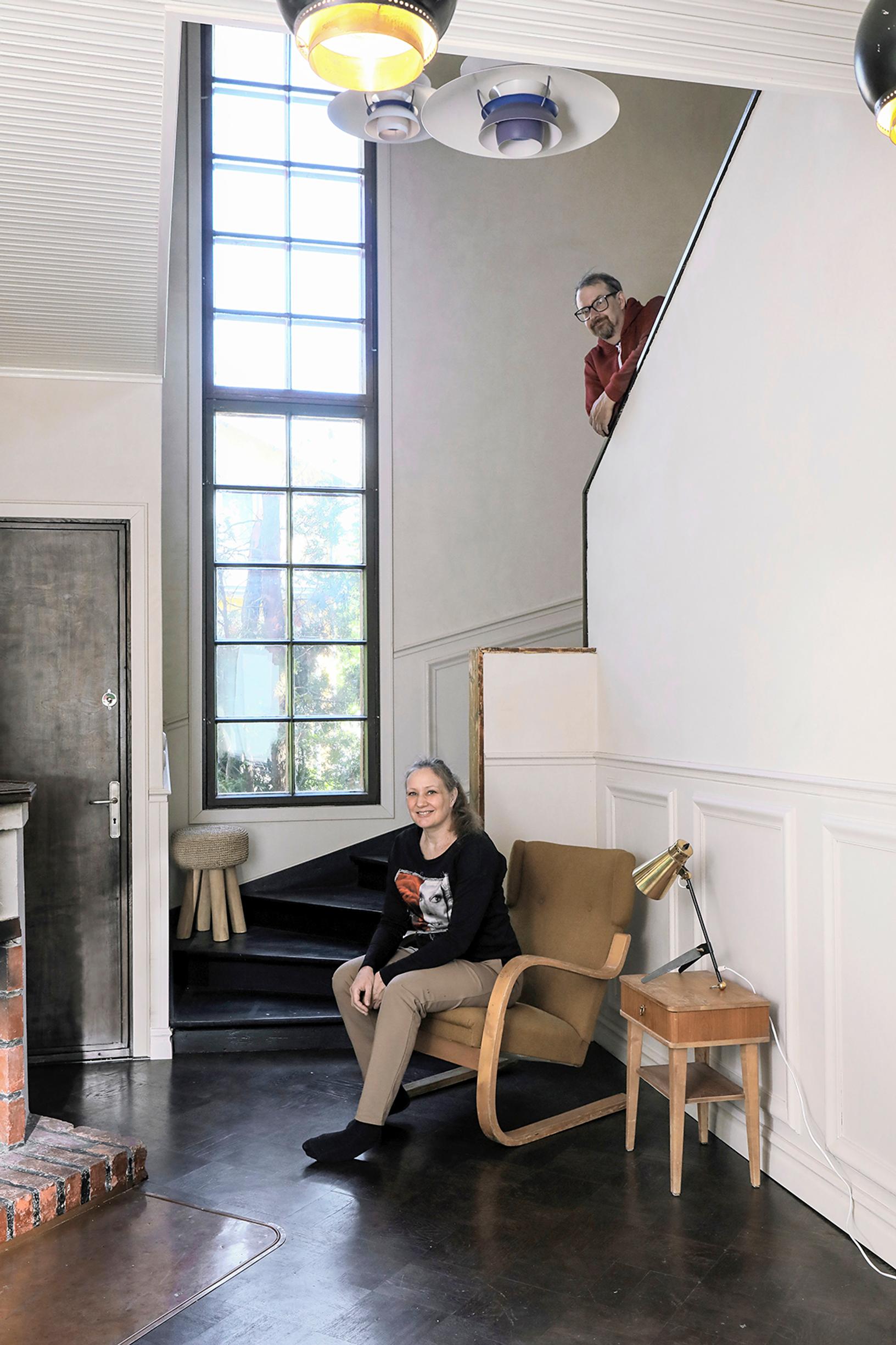 Maria ja Janne istuvat portaikossa