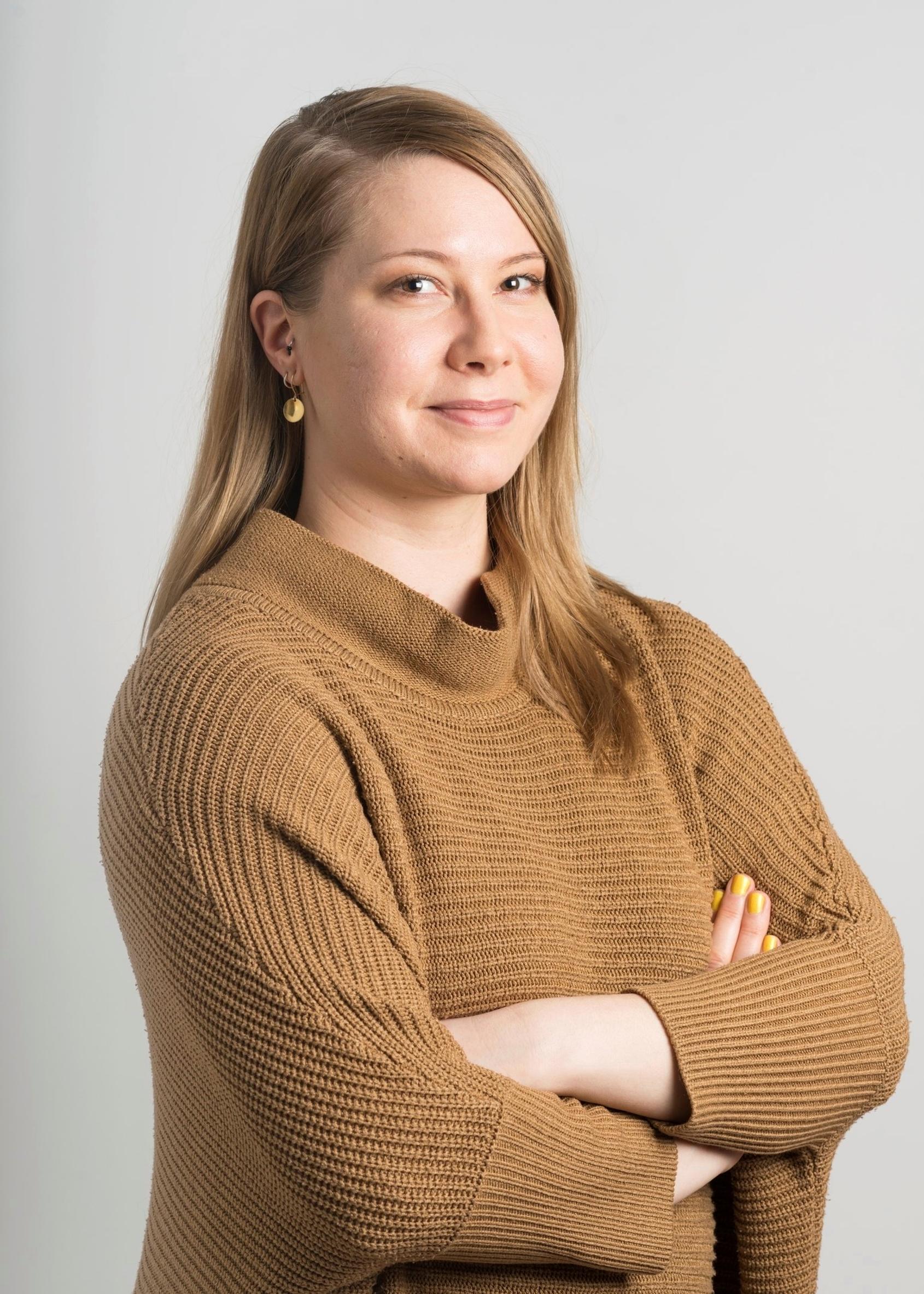 Lasinpuhaltaja ja taiteilija Paula Pääkkönen.