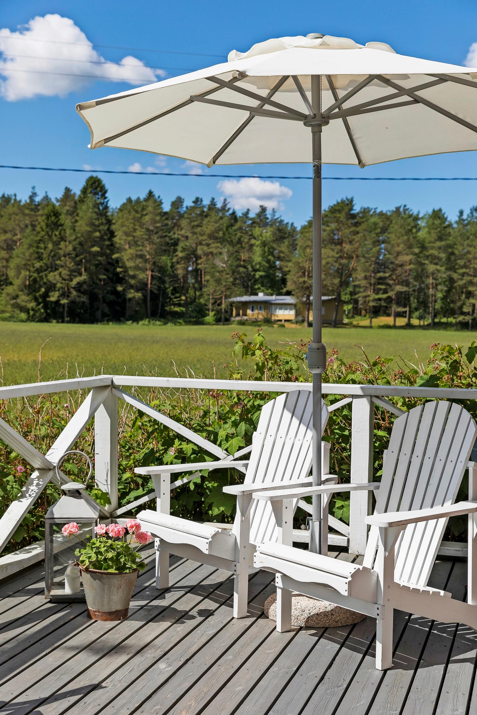 Valkoiset Adirondack-kansituolit