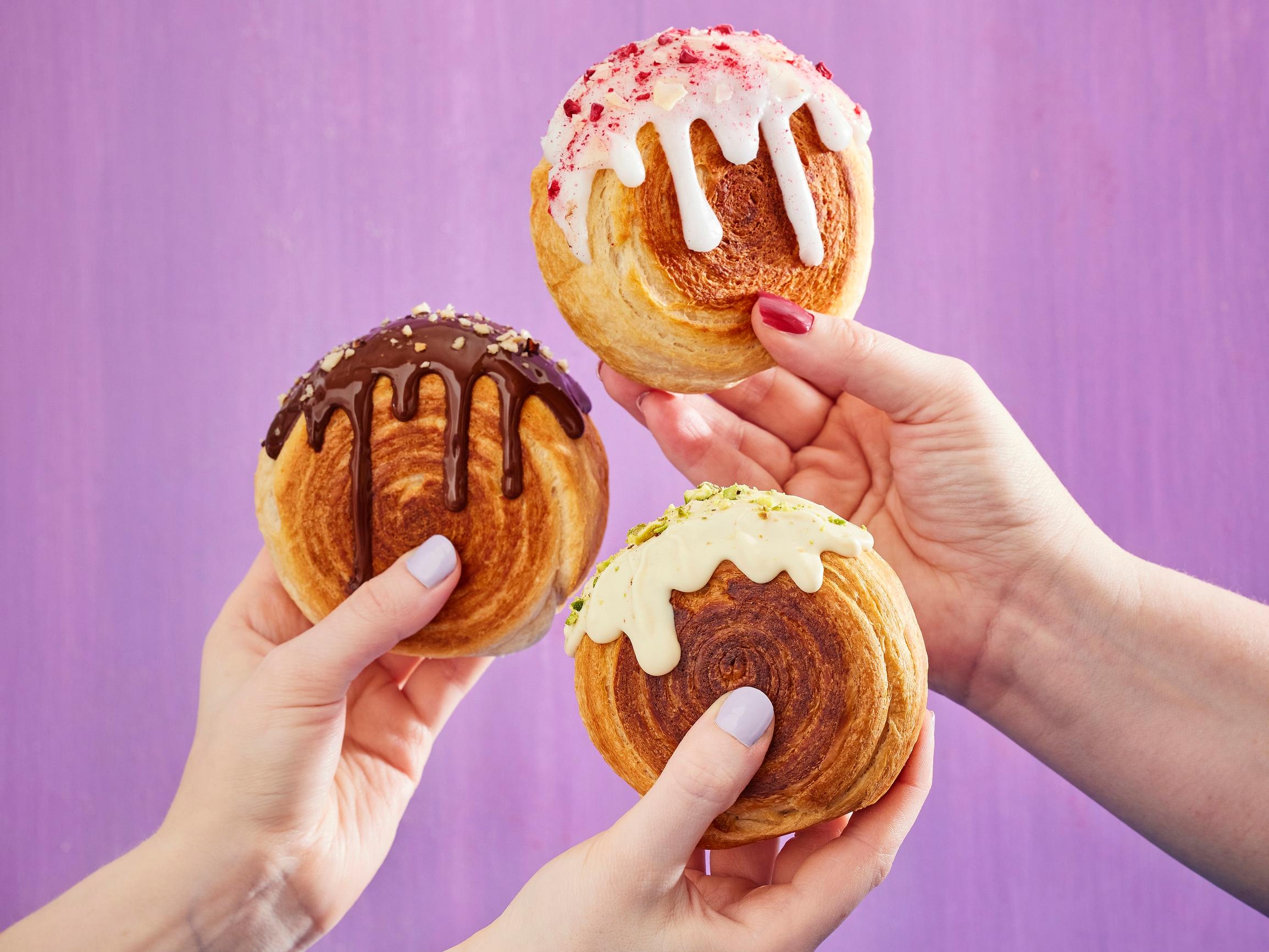 Suu spiraalille! New Yorkin rullacroissantit villitsevät – katso video ja leivo trendikkäät täytetyt herkut valmistaikinasta