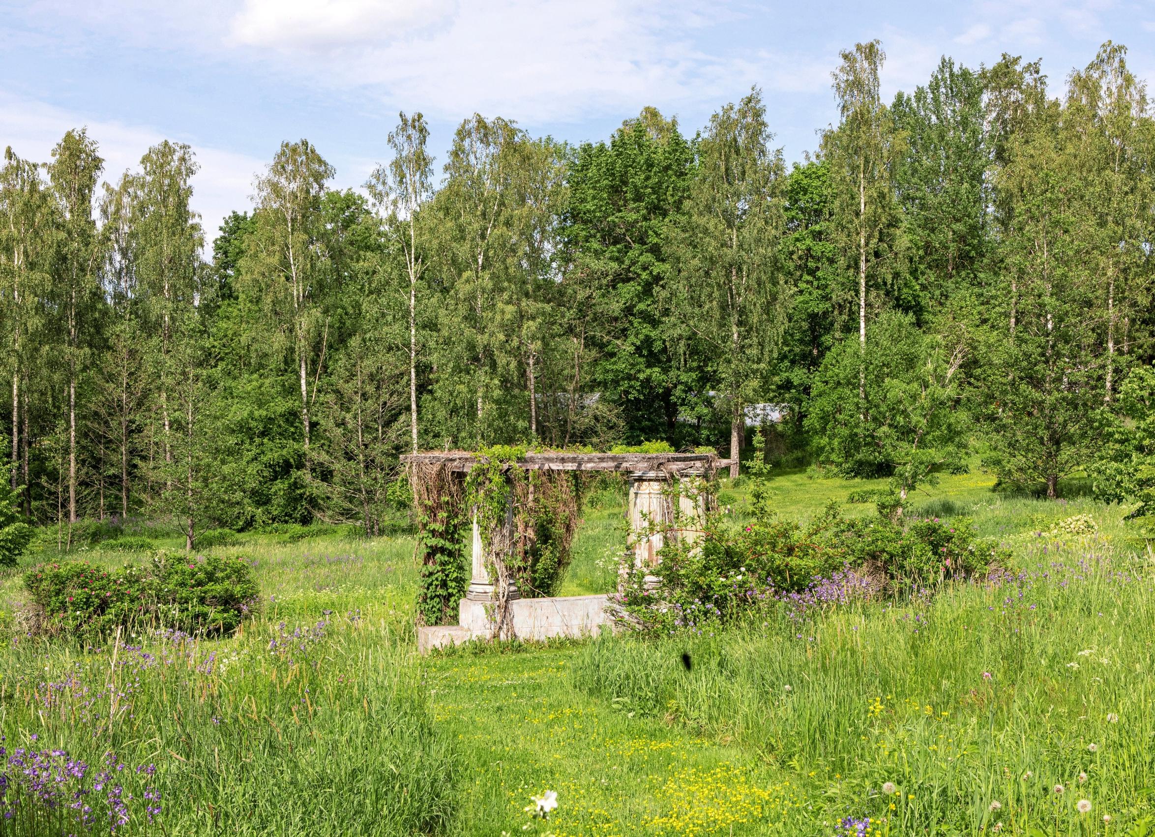 Temppelipergola Mustion linnan kartanopuistossa