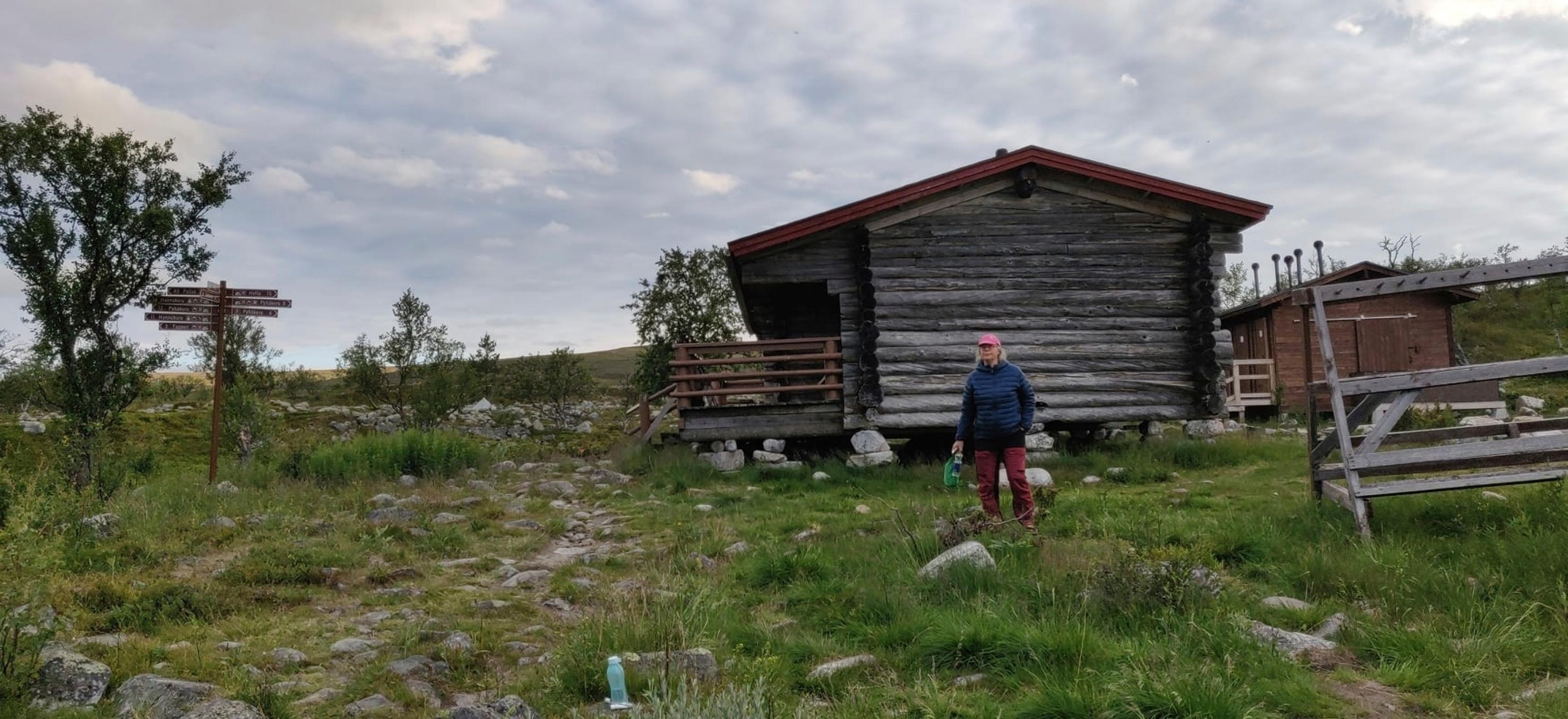 Minna Korhonen Lapissa varaustuvan edessä