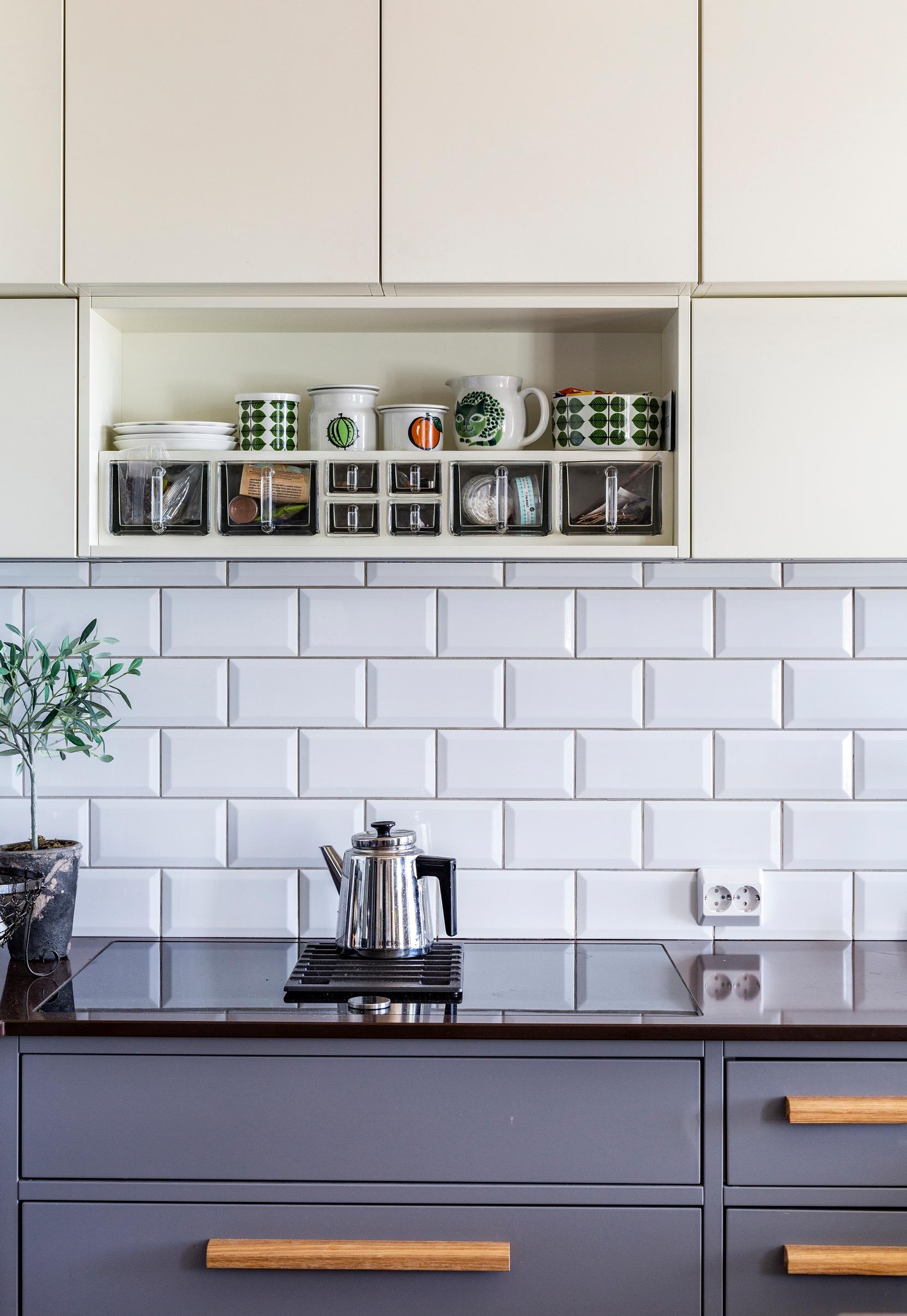 Lenan astiakokoelmaa avohyllyssä