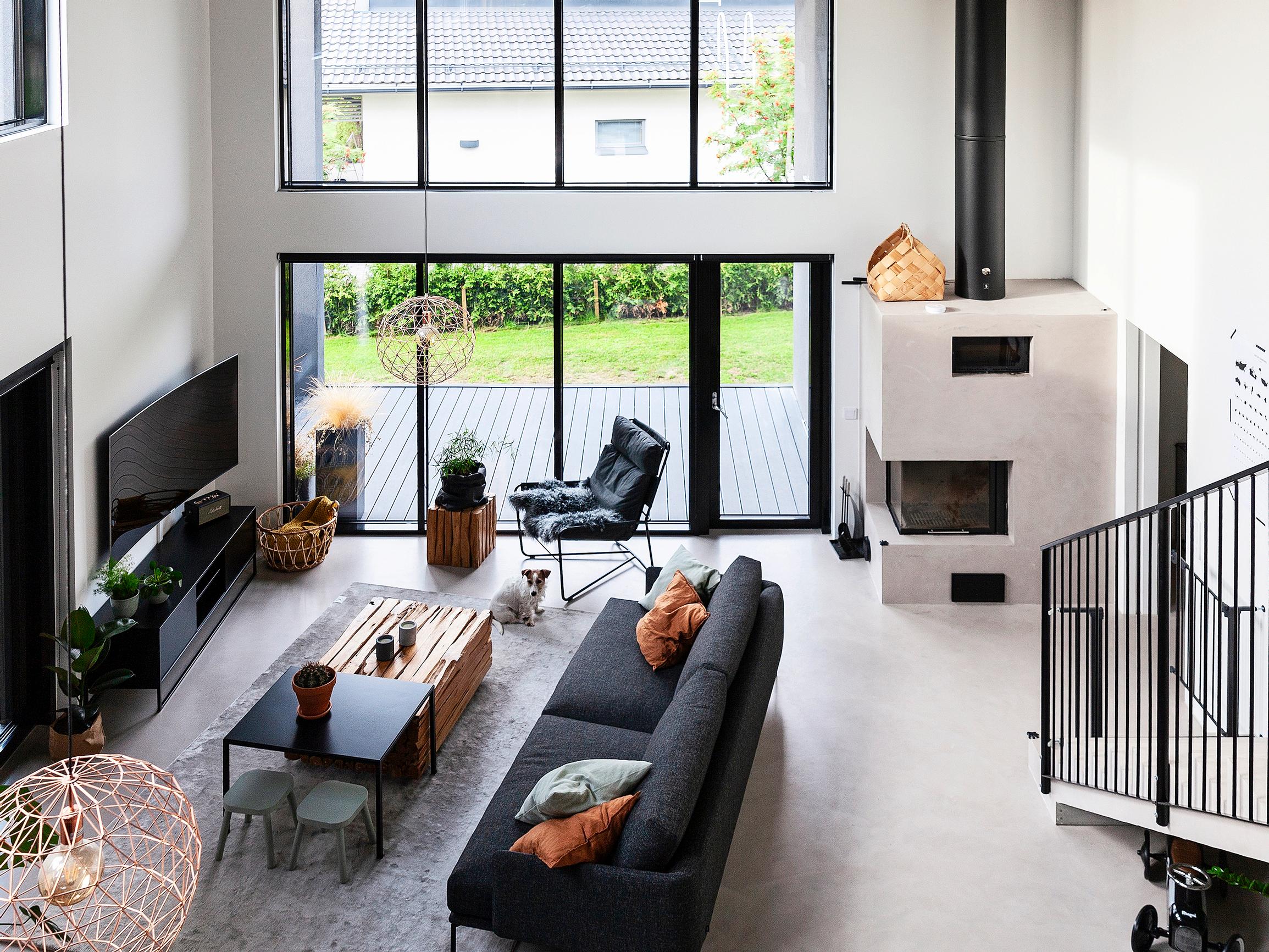 Anne ja Kalle halusivat kivitaloonsa vaivattomuutta sekä avaraa tilaa sisälle ja ulos – ”Sijoitimme kaikki päivittäisessä käytössä olevat huoneet alakertaan”