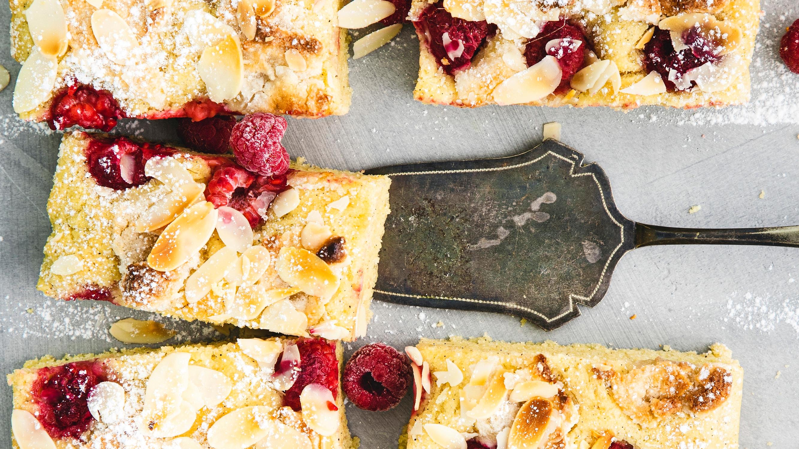Makea laskiaisfocaccia – pehmeää peltipullaa sulostuttavat mantelimassanokareet ja vadelmasattumat