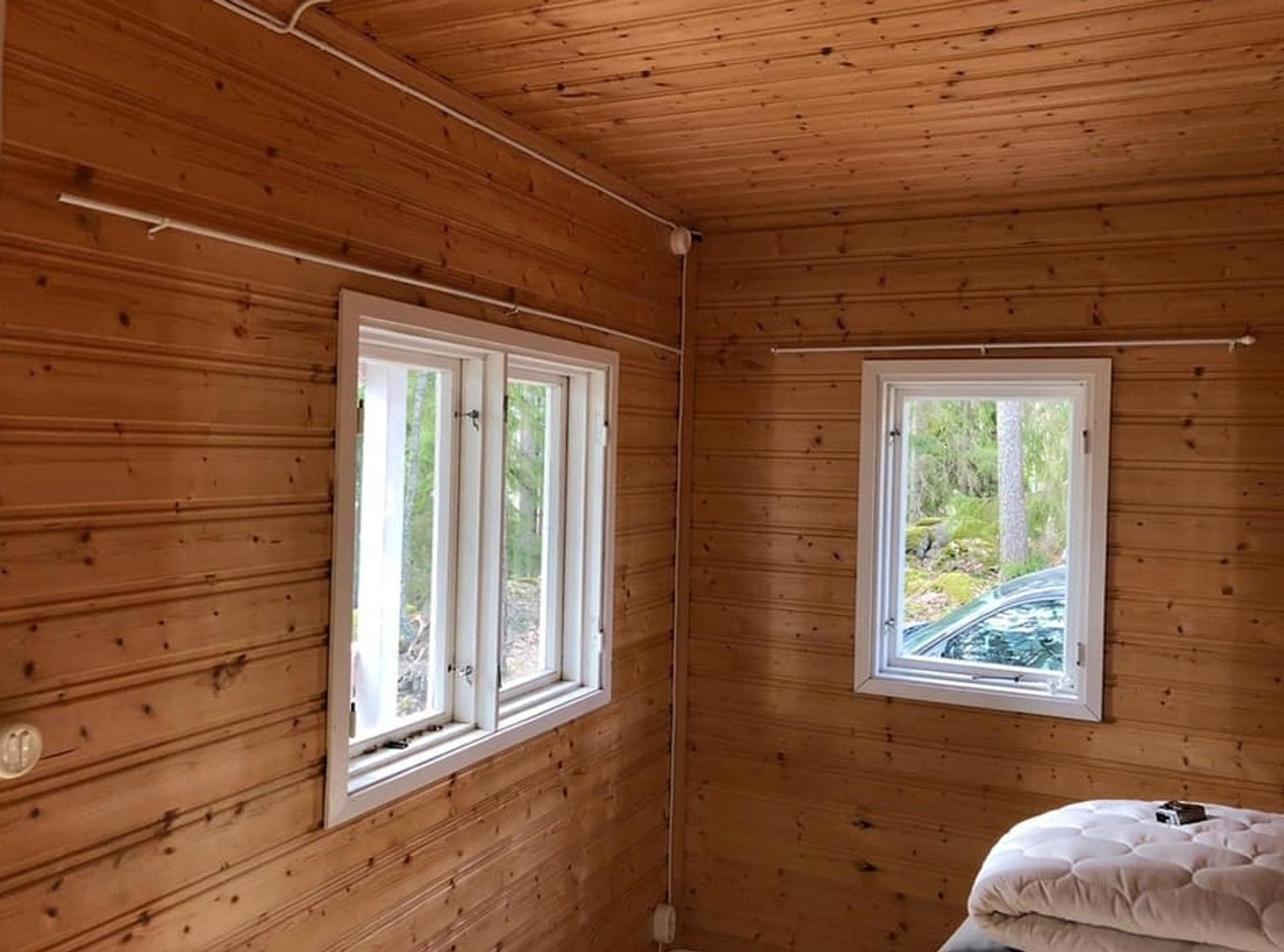 Varaston kellastuneet puupaneelit ennen remonttia