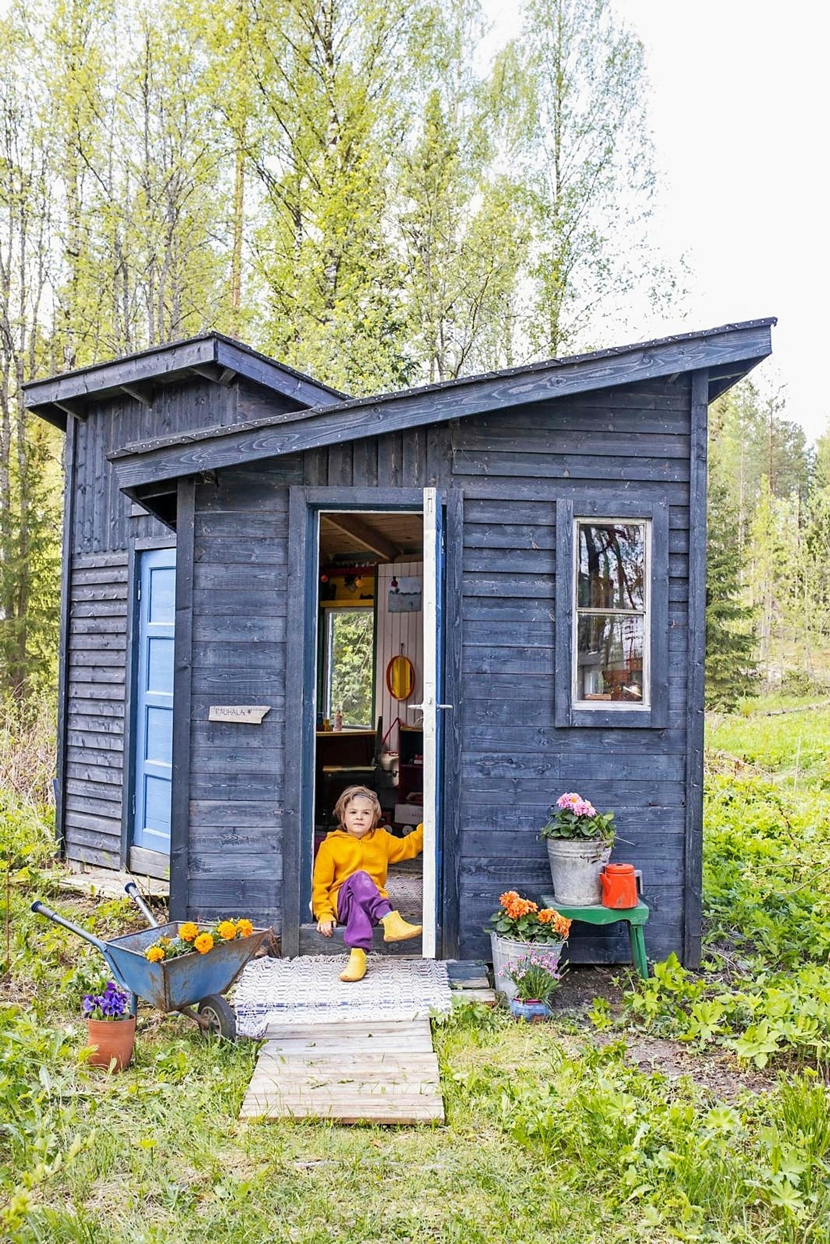 Korkea epäsymmetrinen leikkimökki