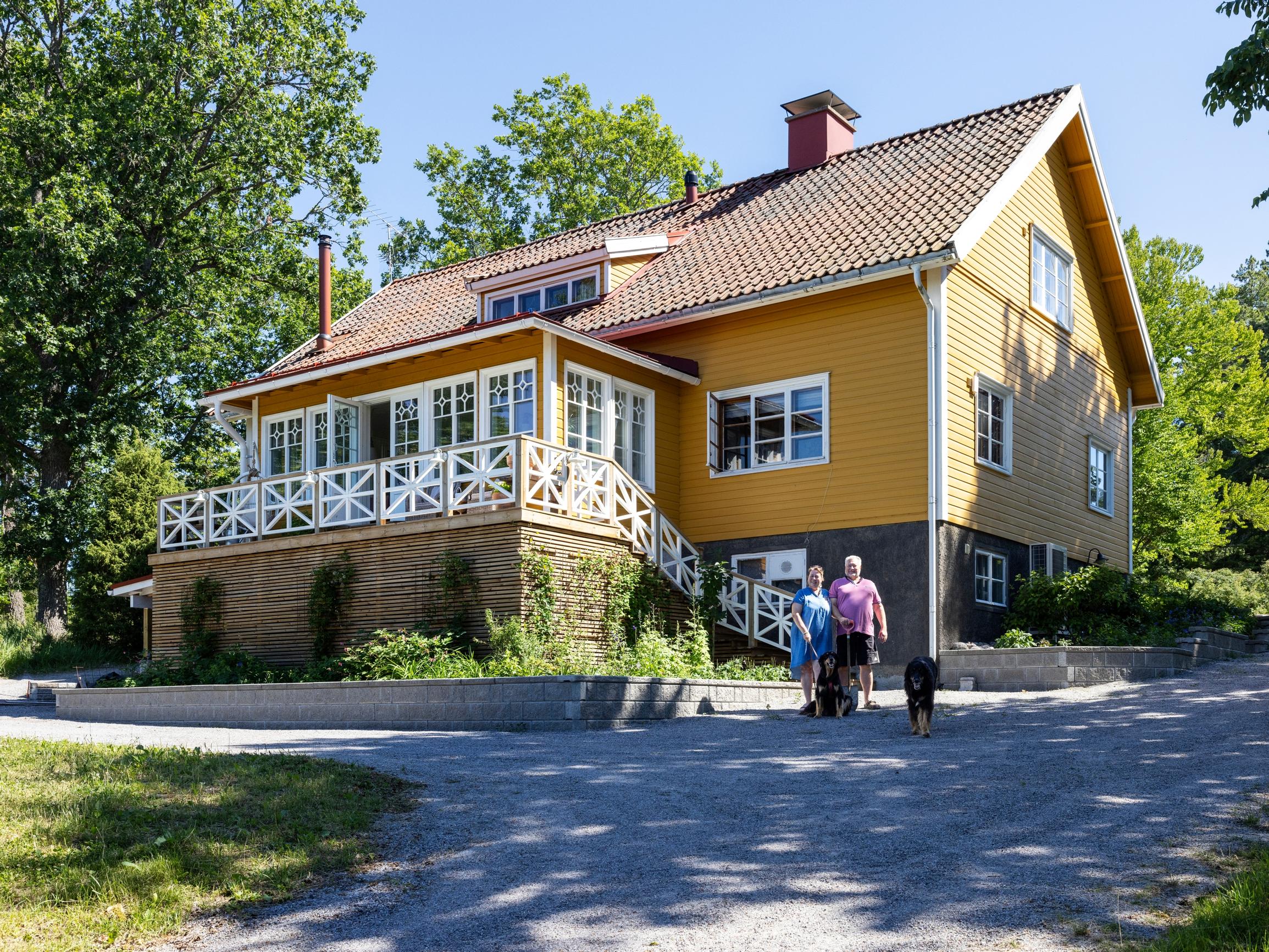 Merenrantatalo vei jalat alta – Heidi ja Markku myivät kaiken entisen ja houkuttelivat Heidin äidinkin mukaansa maalle