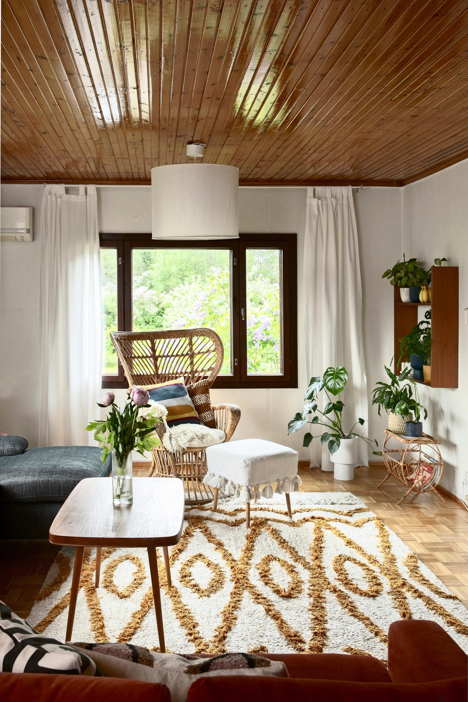 Rottinkituoli olohuoneessa