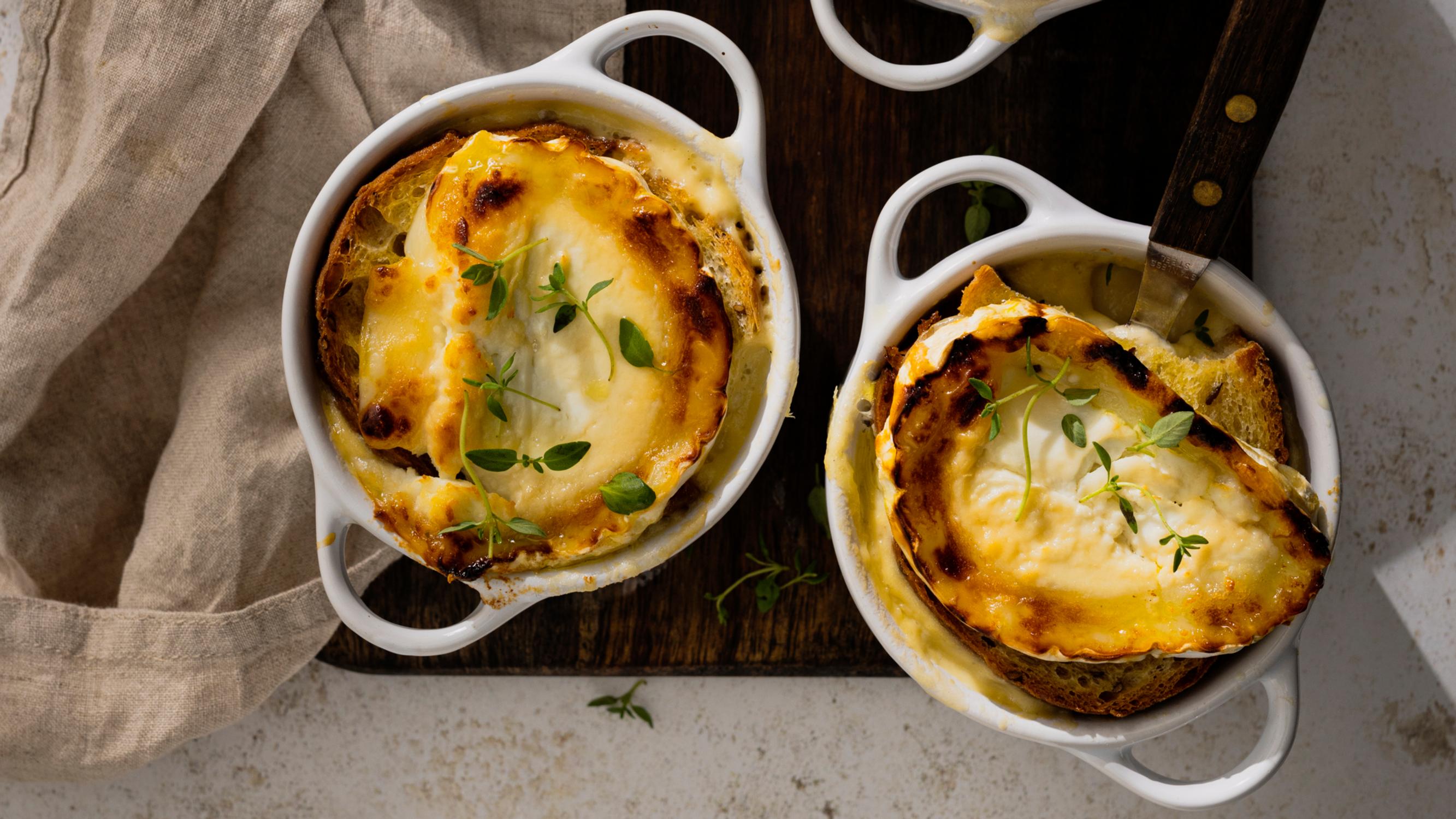 Astetta ylellisempi parsakeitto! Valkoisesta parsasta syntyy samettinen soppa – kuorrutuksena maalaisleipää ja vuohenjuustoa