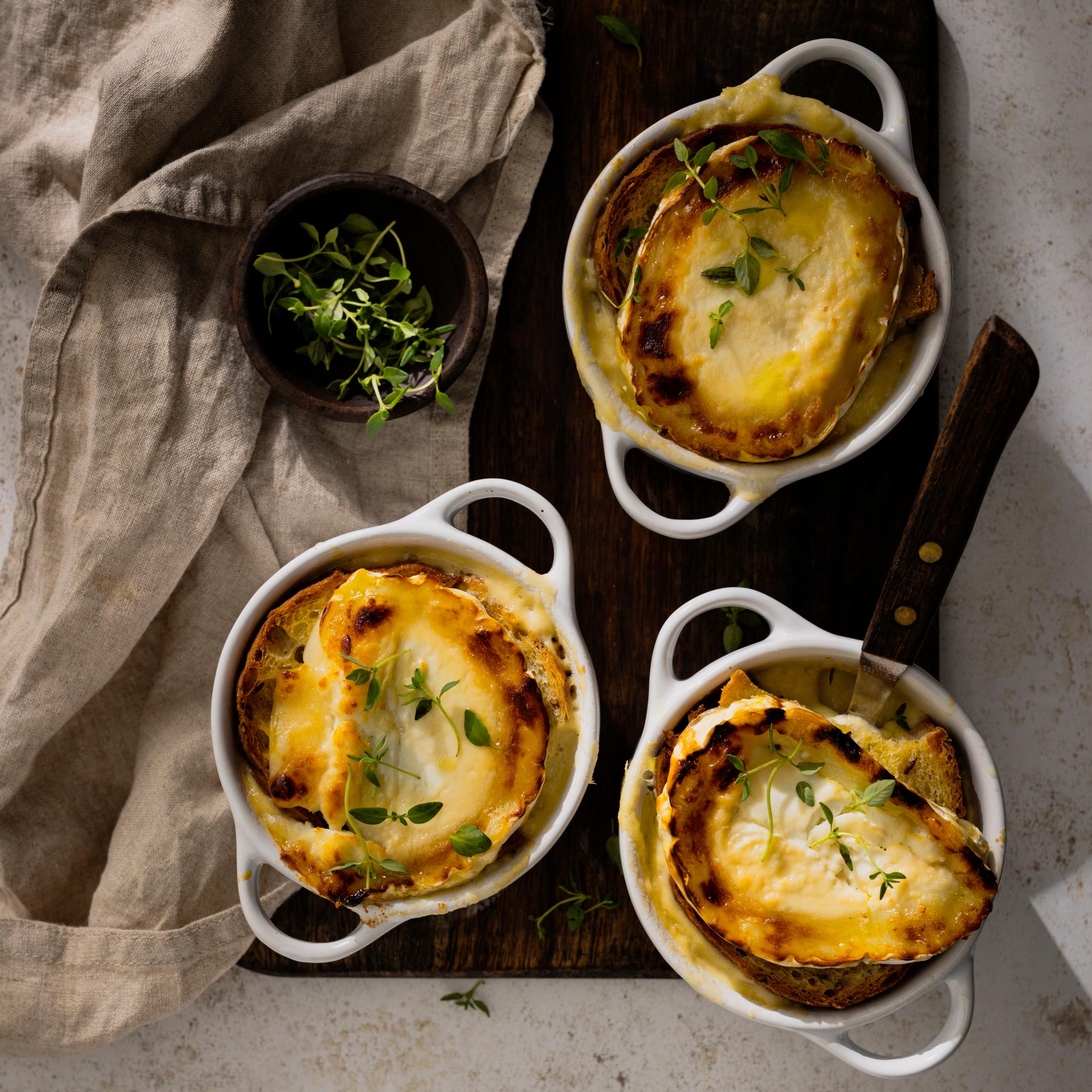 Astetta ylellisempi parsakeitto! Valkoisesta parsasta syntyy samettinen soppa – kuorrutuksena maalaisleipää ja vuohenjuustoa