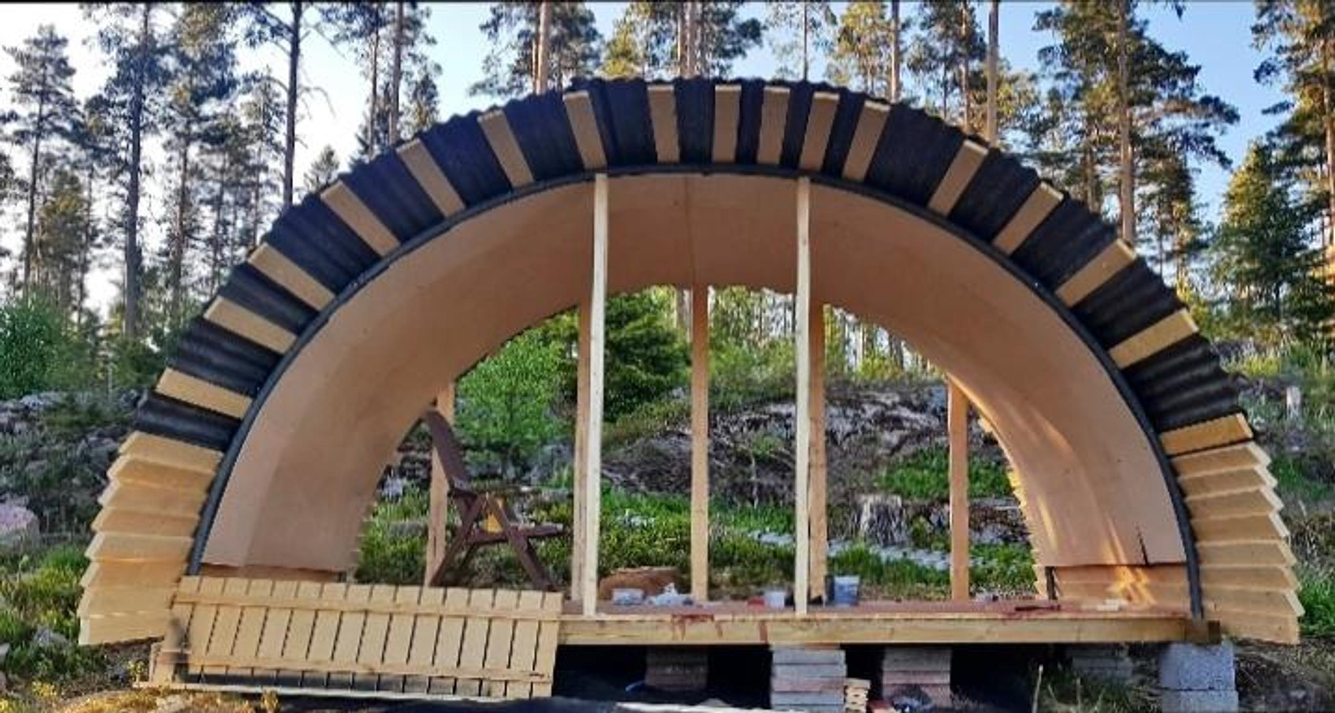 Vanhasta trampoliinista tehty pihasauna rakennusvaiheessa.