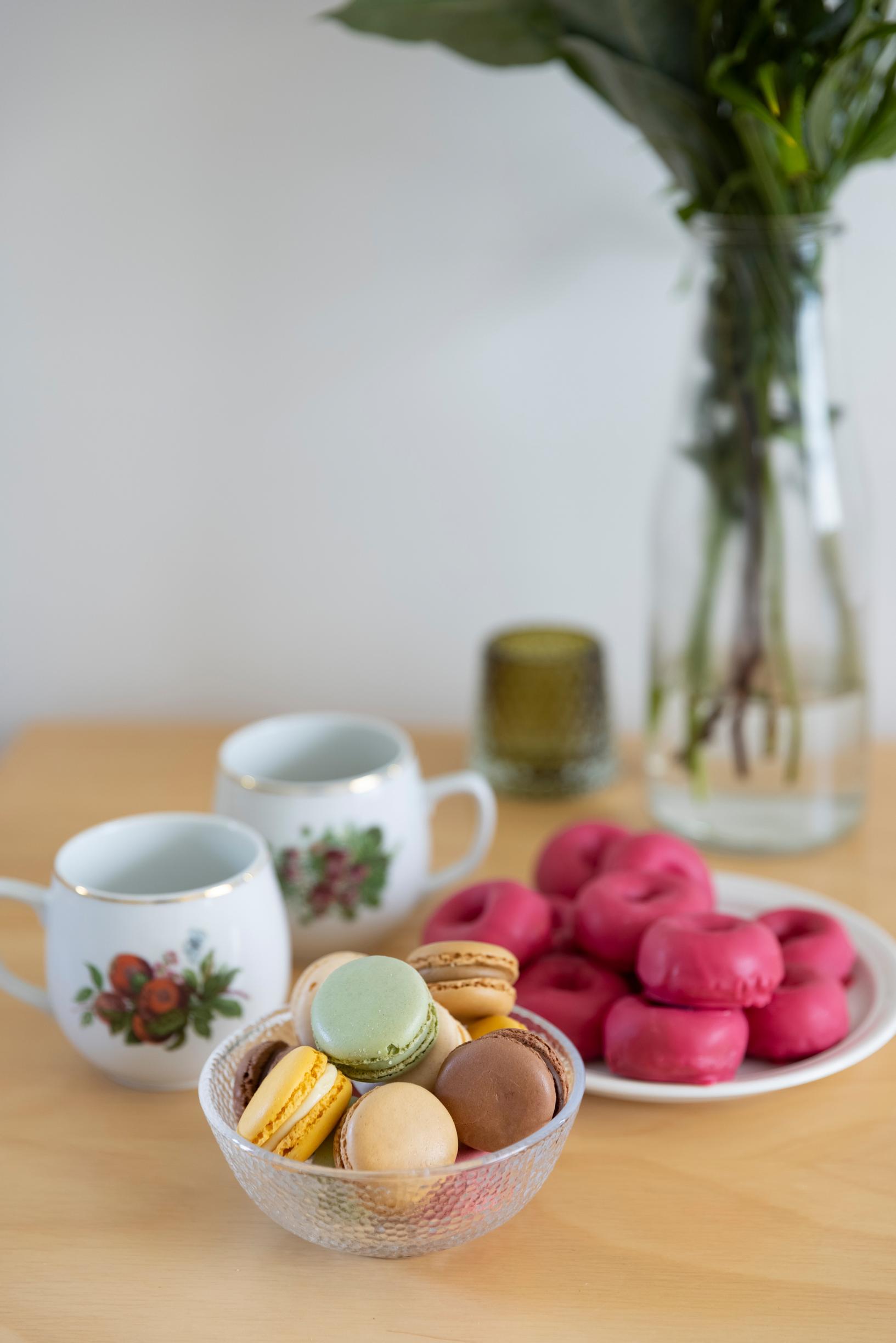 macaronseja kipoissa, kaksi kuppia pöydällä