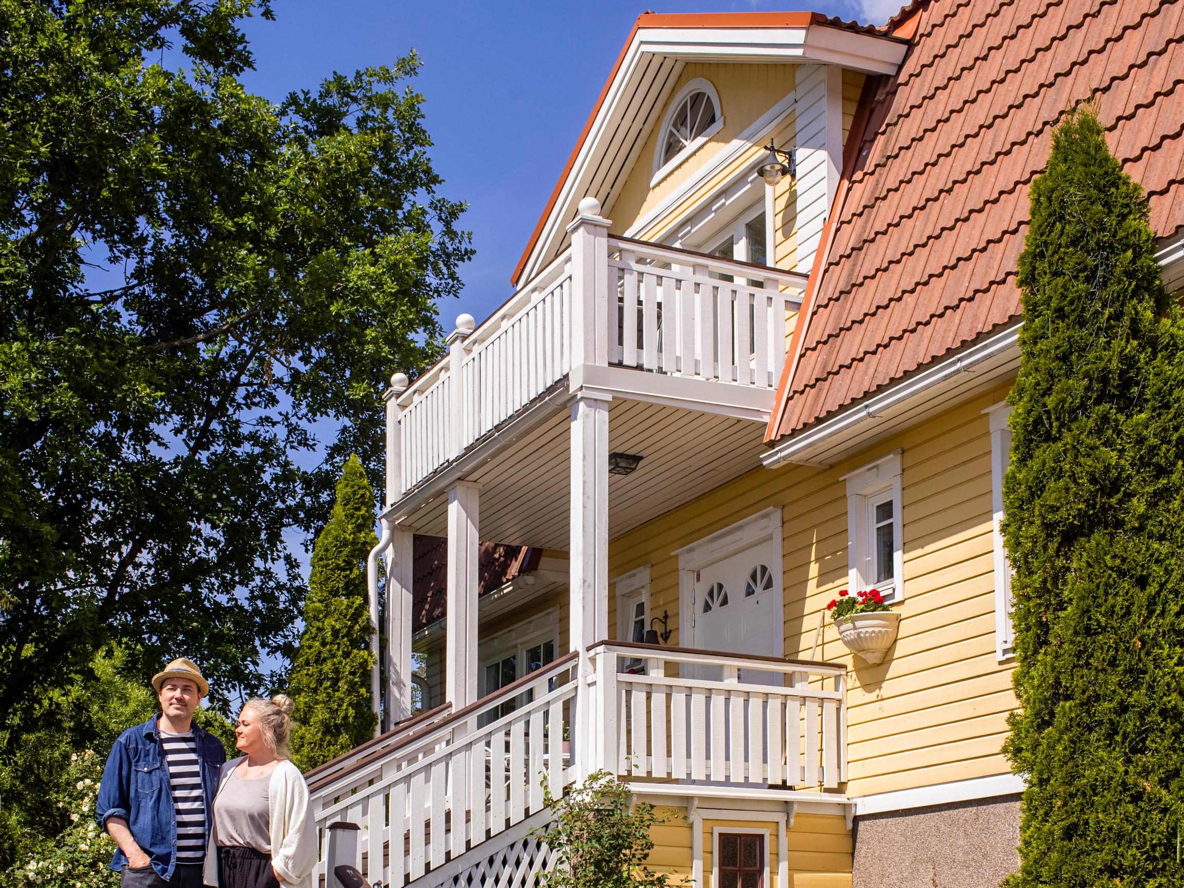 Jonna ja Tuomas aloittivat kolmen viikon pintaremontin 350-neliöisessä kodissaan – ainoan rypyn rupeamaan toi mikrosementti 