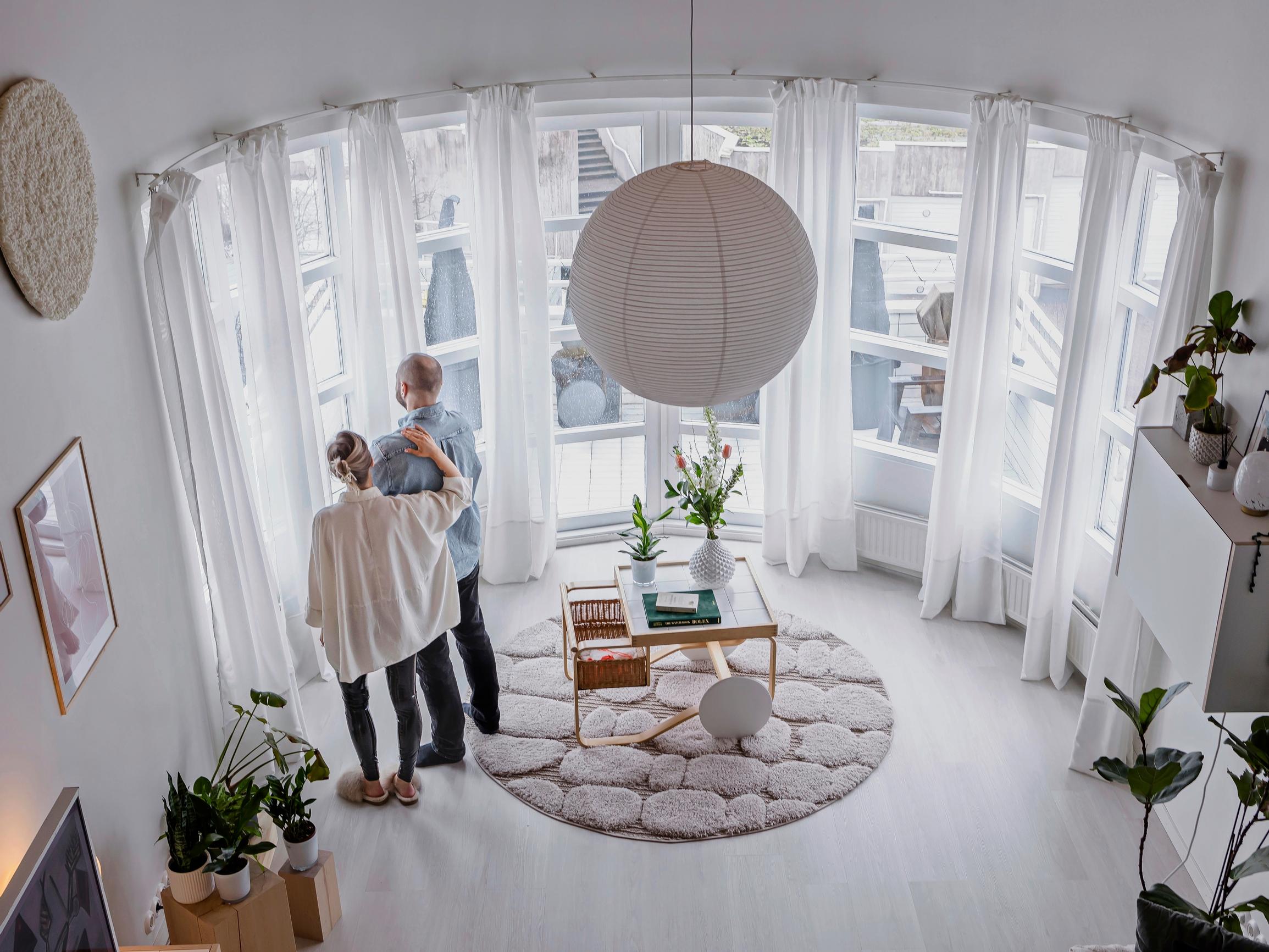 Rohkeasti kasari! Linda ja Markus remontoivat Arto Paasilinnan entisen rivarihelmen: ”Tämä koti on kuin sielukas ateljee”