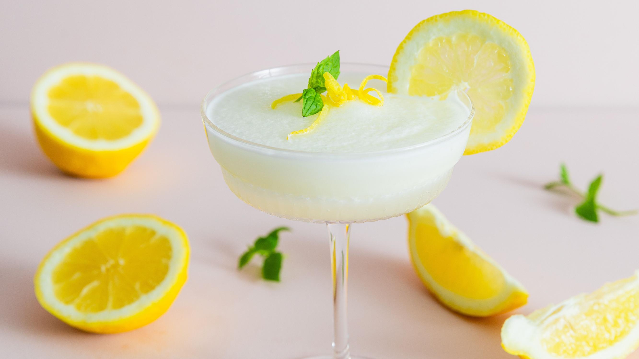 Sitruunaista sohjoa! Surauta supertrendikäs limoncello spritz -hilejuoma limoncellosta, sitruunasta, sorbetista, kuohuviinistä ja jäistä